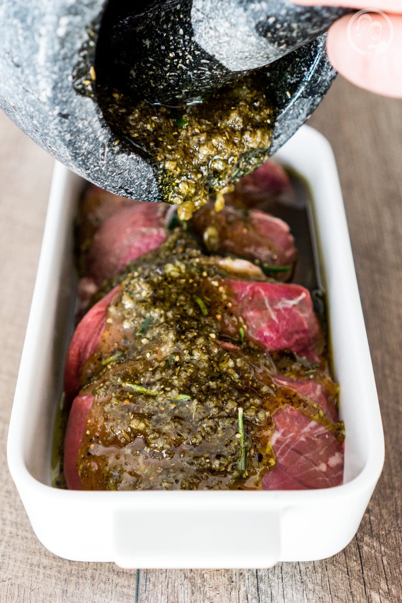 mW lamm marinade 1 2 | Spätestens seit dem letzten Wochenende, hat wohl jeder von euch die Grillsaison eröffnet. Wir freuen uns schon seit Monaten darauf, auch wenn wir durchaus&nbsp;im Winter mal den Grill anfeuern. Also haben wir uns direkt einige Freunde eingeladen und es konnte los gehen. Wir werden oft nach unserem Lamm gebeten, da es gerade beim Grillen mal etwas anderes ist. Also wurde es höchste Zeit, für euch einmal unsere Lamm-Marinade aufzuschreiben.