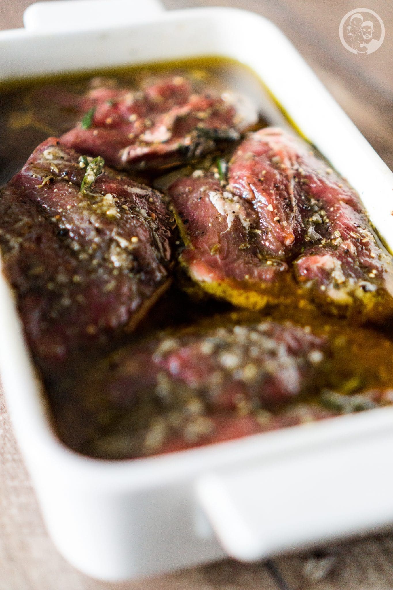 mW lamm marinade 3 1 | Spätestens seit dem letzten Wochenende, hat wohl jeder von euch die Grillsaison eröffnet. Wir freuen uns schon seit Monaten darauf, auch wenn wir durchaus&nbsp;im Winter mal den Grill anfeuern. Also haben wir uns direkt einige Freunde eingeladen und es konnte los gehen. Wir werden oft nach unserem Lamm gebeten, da es gerade beim Grillen mal etwas anderes ist. Also wurde es höchste Zeit, für euch einmal unsere Lamm-Marinade aufzuschreiben.