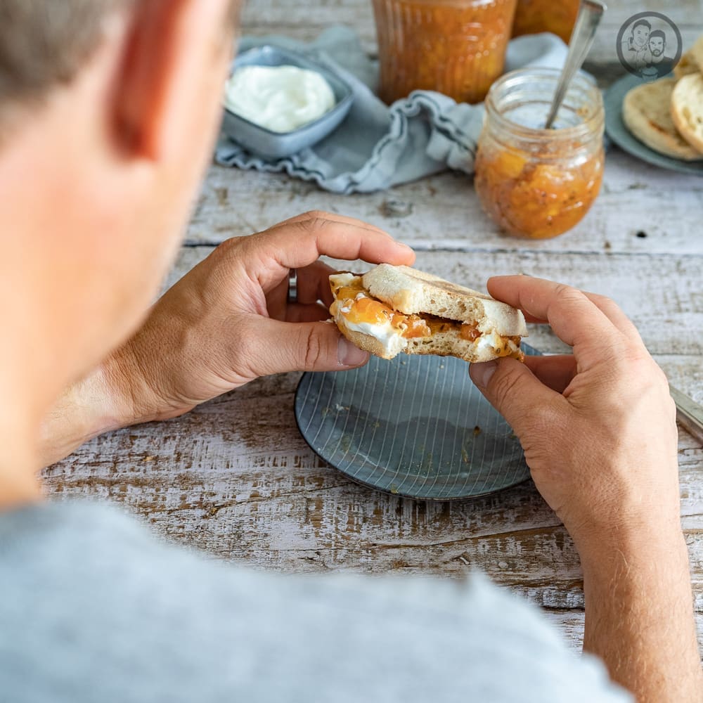 stachelbeermarmelade 7 | Unsere Stachelbeertarte ist ja noch gar nicht so lange her und wir hoffen, dass ihr euch noch daran erinnern könnt. Wie wir schon erzählt haben, hatte meine Muddi die Sträucher voll hängen. So voll, dass wir die paar Beeren, die wir für die Tarte verwendet haben, fast gar nicht aufgefallen sind. Aber was kann man noch leckeres aus Stachelbeeren machen? Klar! Da wir uns ja eine lange Zeit mit dem Kochen für Aufstrichen für unser Marmeladenkochbuch beschäftigt haben, sollte es eine Stachelbeerkonfitüre werden.