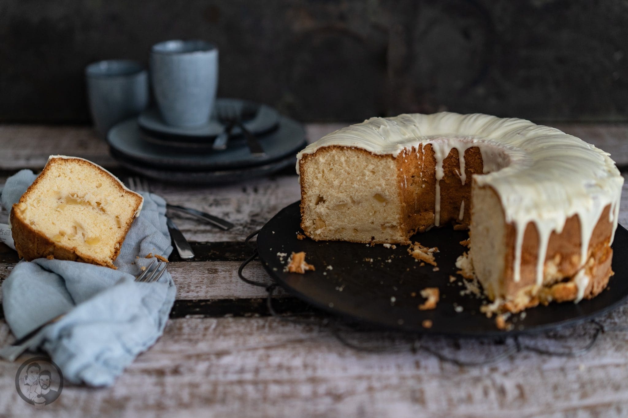 Apfelkuchen mW 4 | Auch wenn wir gerade einen goldenen Oktober in Köln erleben, der eher an den Spätsommer erinnert, zeigt das Laub der Bäume ganz klar - es geht in den Herbst. Kulinarisch lieben wir diese Jahreszeit einfach total. Man macht es sich wieder gemütlicher, die Gerichte werden wieder etwas rustikaler und auch beim Backen kann man aus dem vollen schöpfen. Daher haben wir den Herbst mit einem herrlich klassischem Apfelkuchen eingeleitet.