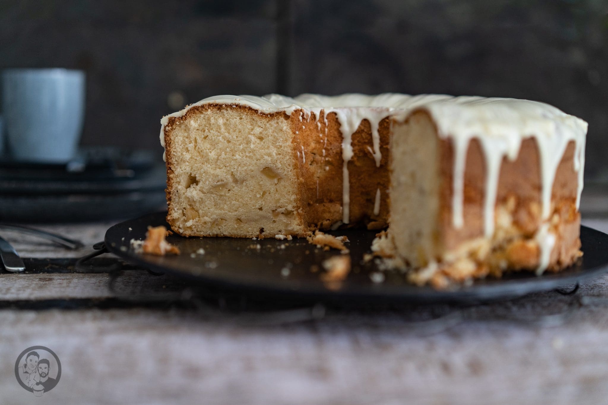Apfelkuchen mW 6 | Auch wenn wir gerade einen goldenen Oktober in Köln erleben, der eher an den Spätsommer erinnert, zeigt das Laub der Bäume ganz klar - es geht in den Herbst. Kulinarisch lieben wir diese Jahreszeit einfach total. Man macht es sich wieder gemütlicher, die Gerichte werden wieder etwas rustikaler und auch beim Backen kann man aus dem vollen schöpfen. Daher haben wir den Herbst mit einem herrlich klassischem Apfelkuchen eingeleitet.