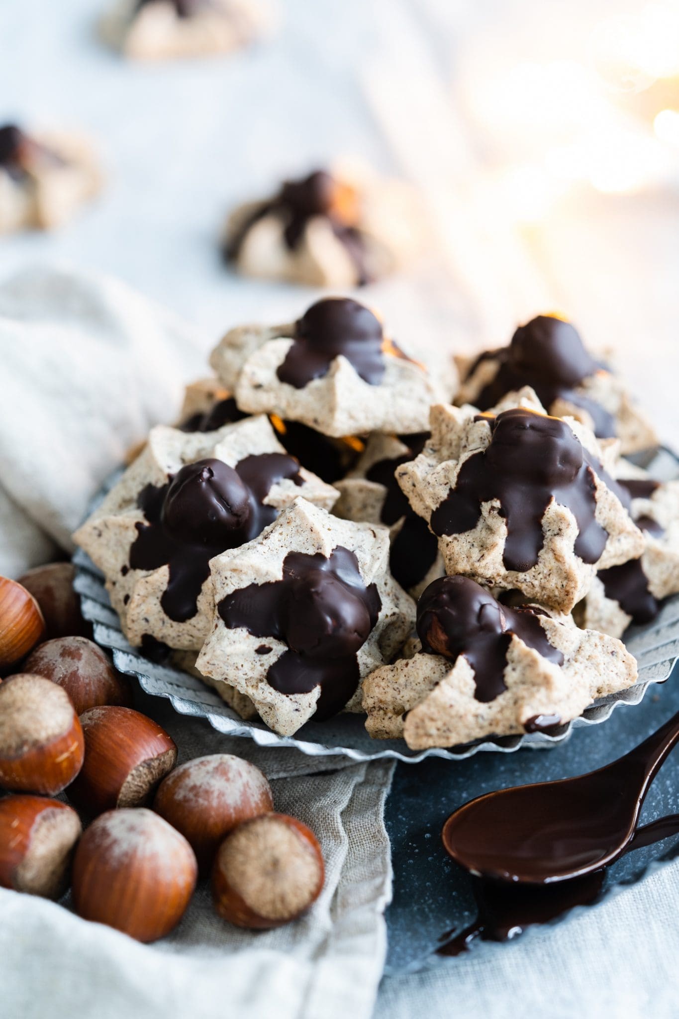 Haselnussmakronen 1 | Wir haben ja schon so einige Weihnachtsplätzchen und andere Gebäcke auf dem Blog, die wir in den letzten Jahren gebacken haben. Einige davon sind Familienrezepte, die wir schon aus der Kindheit kannten. Daher zeigen wir euch heute unser Familienrezept für Haselnussmakrönchen.&nbsp;