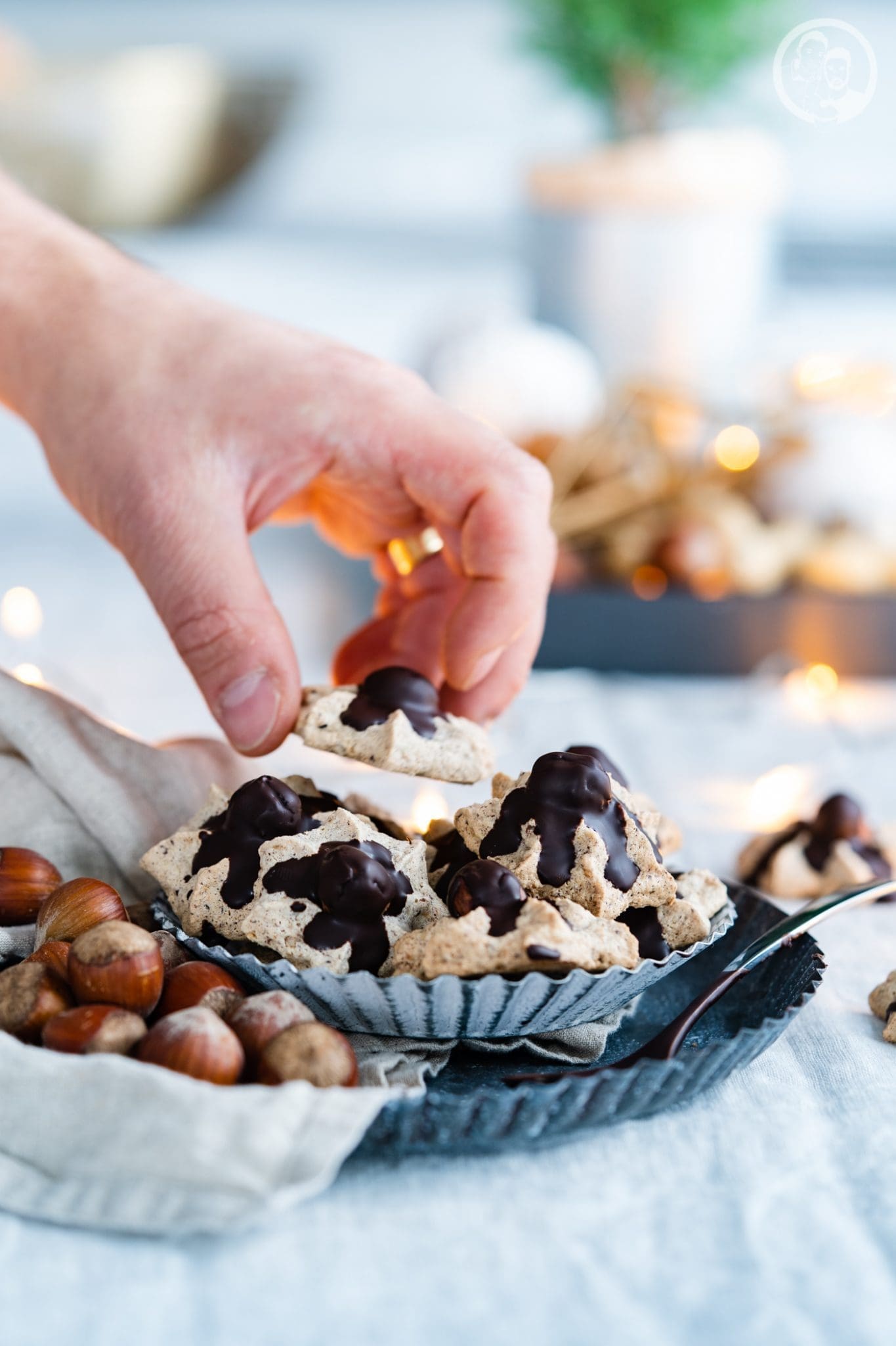 Haselnussmakronen 3 | Wir haben ja schon so einige Weihnachtsplätzchen und andere Gebäcke auf dem Blog, die wir in den letzten Jahren gebacken haben. Einige davon sind Familienrezepte, die wir schon aus der Kindheit kannten. Daher zeigen wir euch heute unser Familienrezept für Haselnussmakrönchen.&nbsp;