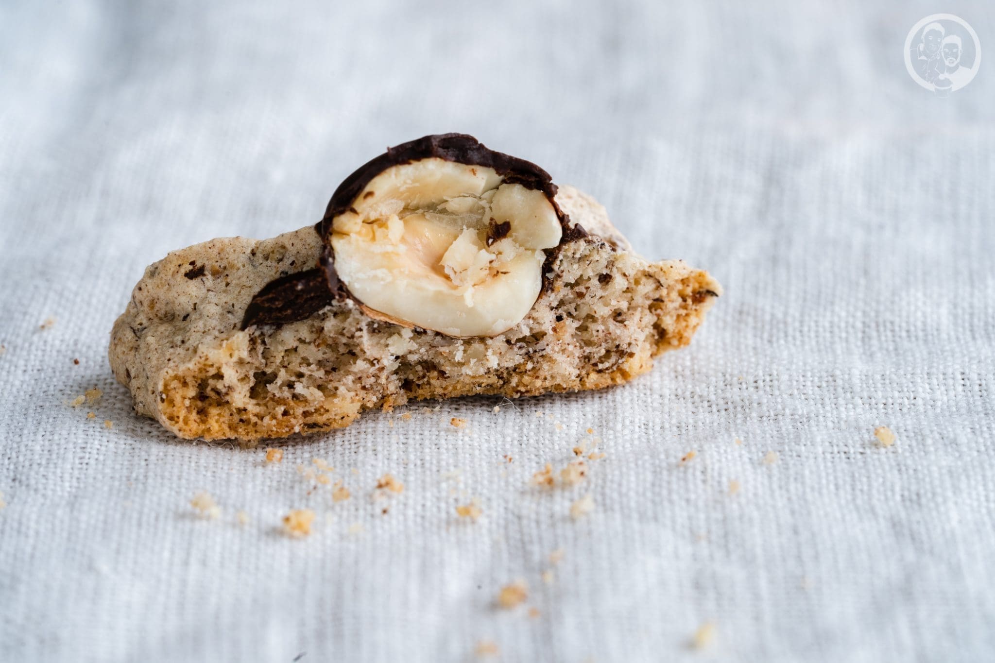 Haselnussmakronen 4 | Wir haben ja schon so einige Weihnachtsplätzchen und andere Gebäcke auf dem Blog, die wir in den letzten Jahren gebacken haben. Einige davon sind Familienrezepte, die wir schon aus der Kindheit kannten. Daher zeigen wir euch heute unser Familienrezept für Haselnussmakrönchen.&nbsp;