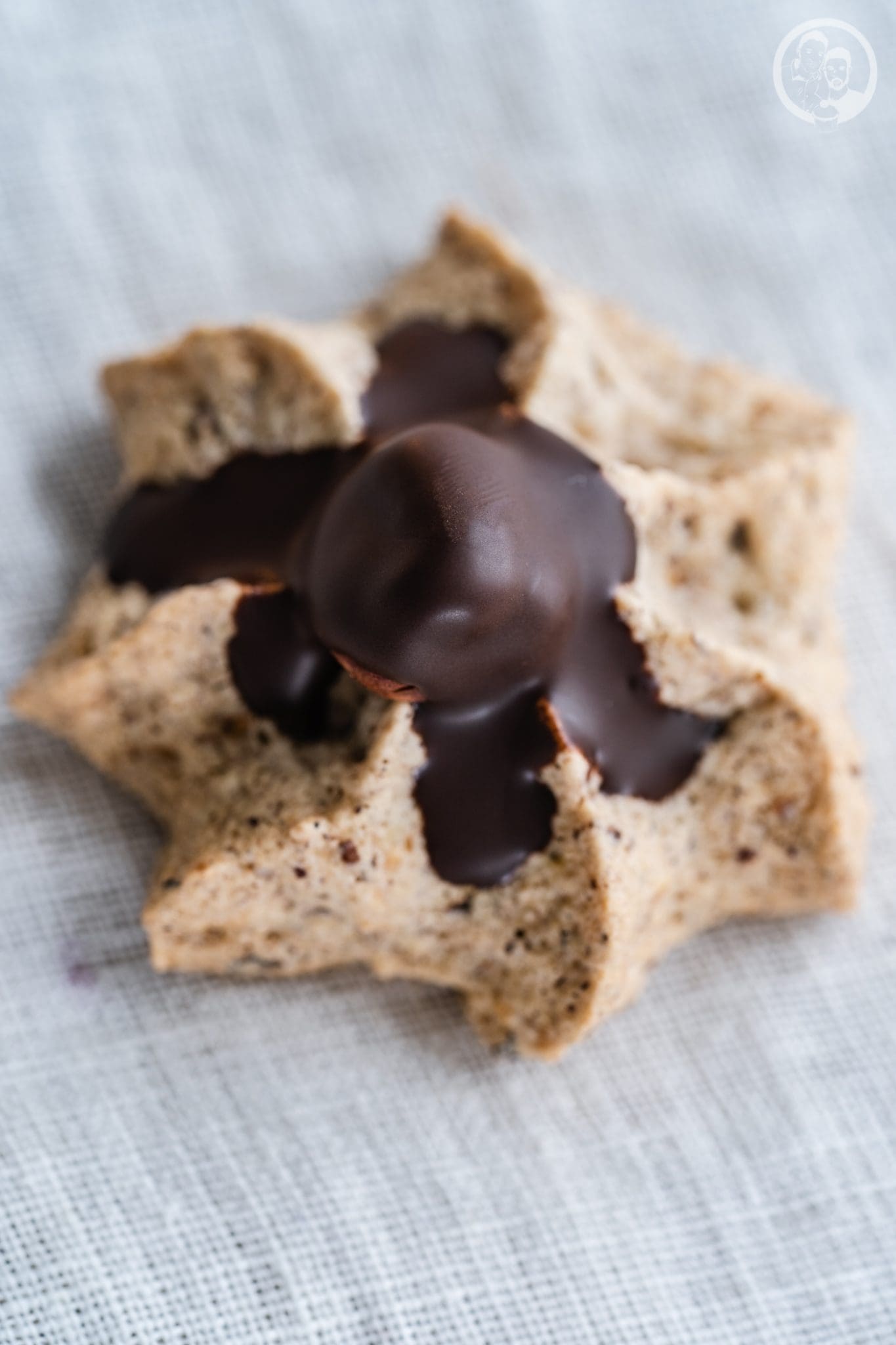 Haselnussmakronen 5 | Wir haben ja schon so einige Weihnachtsplätzchen und andere Gebäcke auf dem Blog, die wir in den letzten Jahren gebacken haben. Einige davon sind Familienrezepte, die wir schon aus der Kindheit kannten. Daher zeigen wir euch heute unser Familienrezept für Haselnussmakrönchen.&nbsp;