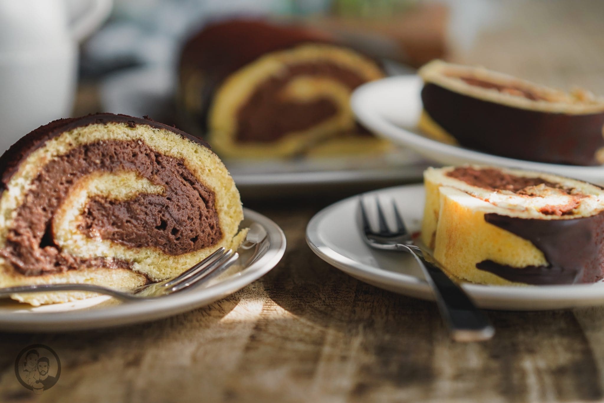 Nougatrolle 2 | Heute haben wir nochmal unser Rezeptebuch durch geschaut. Das machen wir immer mal wieder. Denn manchmal überlegen wir uns so viele Rezepte gleichzeitig und kochen oder backen sie auch und vergessen dann, sie auf den Blog zu setzen. So erging es auch unserer Biskuitrolle mit Schoko-Nougat Creme.