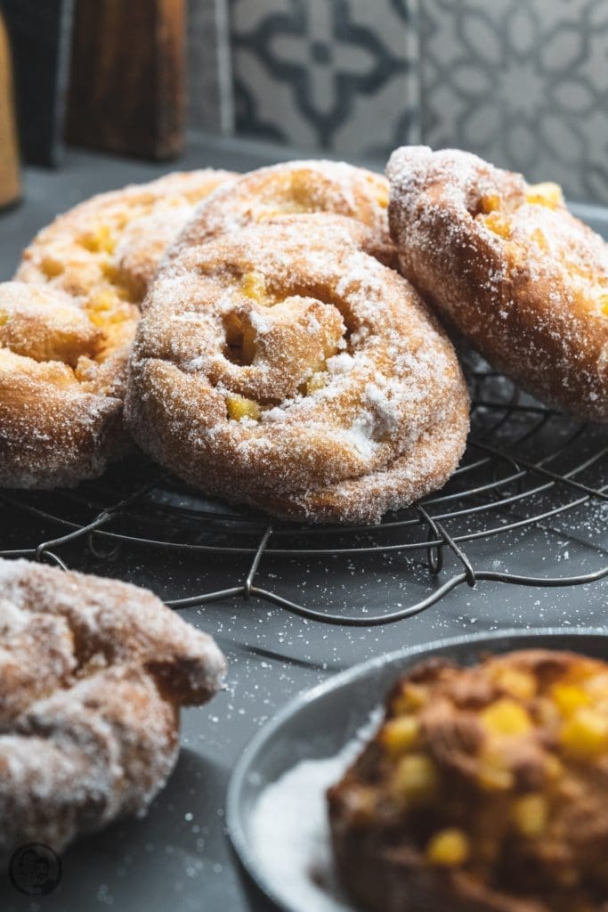 Apfelberliner 9 Apfelberliner 10 | Geht es euch auch so, wie Sascha? Nach herzhaftem Essen, braucht er immer etwas Süßes. Ich kann auch sehr gut danach ne süße Kleinigkeit vertilgen, aber ich habe einfach nicht den Zwang dazu. Ich bin da in anderen Dingen ein kleiner Monk.Sascha ist zudem da auch noch wählerisch. Wenn es gestern ein kleiner Pudding sein konnte und heute eine Praline, dann kann es morgen auch ein Apfelberliner sein.