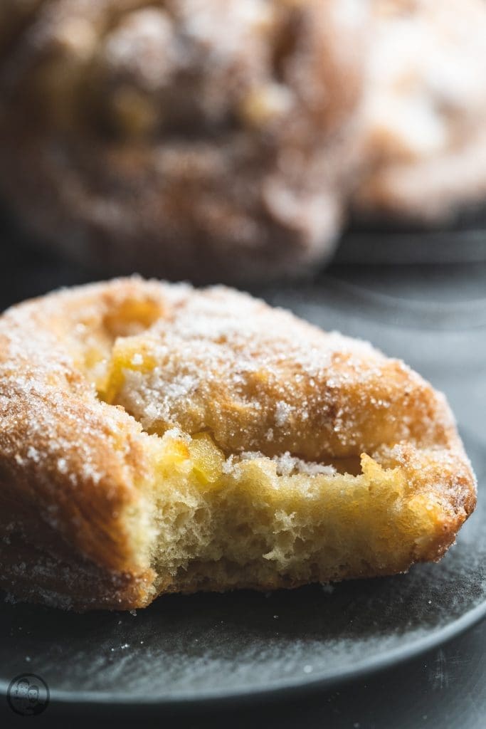 Apfelberliner 8 Apfelberliner 11 | Geht es euch auch so, wie Sascha? Nach herzhaftem Essen, braucht er immer etwas Süßes. Ich kann auch sehr gut danach ne süße Kleinigkeit vertilgen, aber ich habe einfach nicht den Zwang dazu. Ich bin da in anderen Dingen ein kleiner Monk.Sascha ist zudem da auch noch wählerisch. Wenn es gestern ein kleiner Pudding sein konnte und heute eine Praline, dann kann es morgen auch ein Apfelberliner sein.