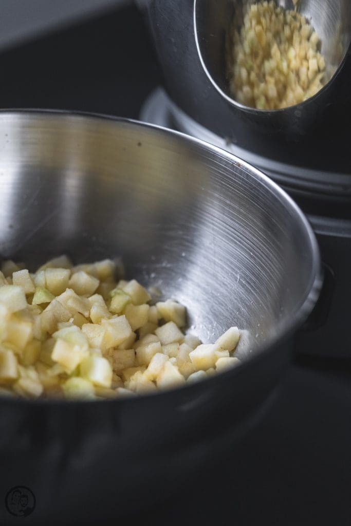 Apfelberliner 3 Apfelberliner 3 | Geht es euch auch so, wie Sascha? Nach herzhaftem Essen, braucht er immer etwas Süßes. Ich kann auch sehr gut danach ne süße Kleinigkeit vertilgen, aber ich habe einfach nicht den Zwang dazu. Ich bin da in anderen Dingen ein kleiner Monk.Sascha ist zudem da auch noch wählerisch. Wenn es gestern ein kleiner Pudding sein konnte und heute eine Praline, dann kann es morgen auch ein Apfelberliner sein.