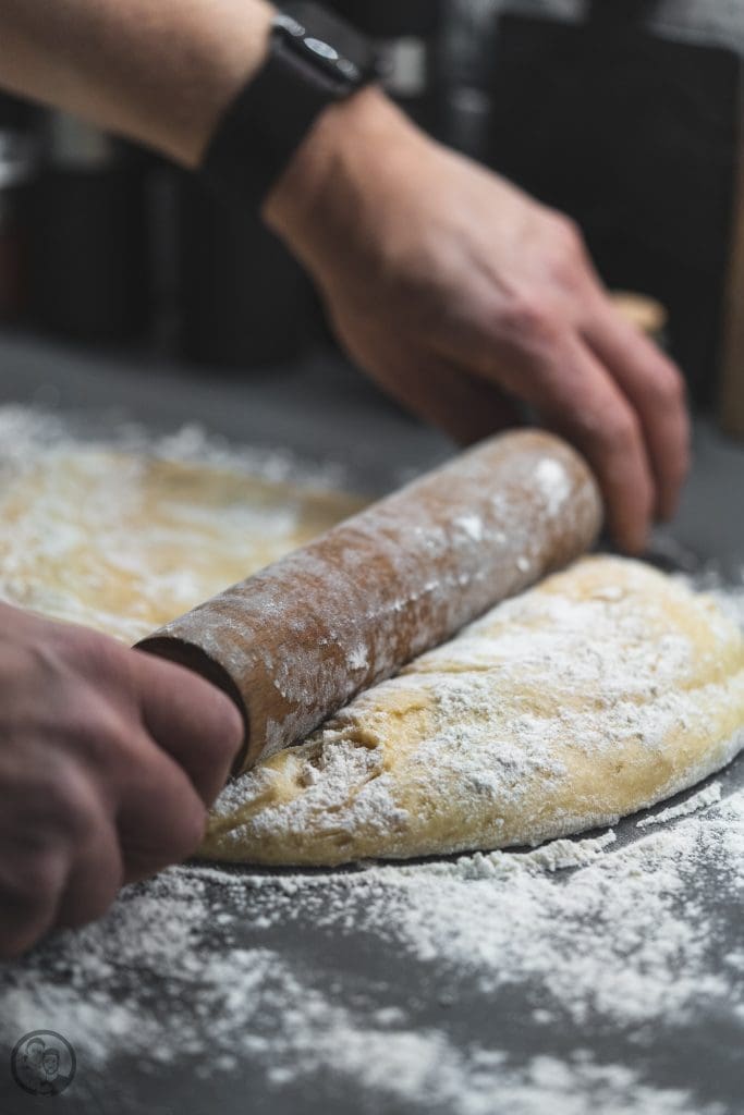 Apfelberliner 2 Apfelberliner 4 | Geht es euch auch so, wie Sascha? Nach herzhaftem Essen, braucht er immer etwas Süßes. Ich kann auch sehr gut danach ne süße Kleinigkeit vertilgen, aber ich habe einfach nicht den Zwang dazu. Ich bin da in anderen Dingen ein kleiner Monk.Sascha ist zudem da auch noch wählerisch. Wenn es gestern ein kleiner Pudding sein konnte und heute eine Praline, dann kann es morgen auch ein Apfelberliner sein.