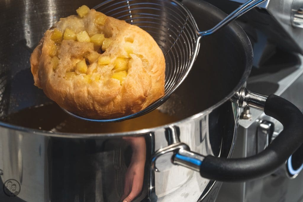 Apfelberliner 6 Apfelberliner 7 | Geht es euch auch so, wie Sascha? Nach herzhaftem Essen, braucht er immer etwas Süßes. Ich kann auch sehr gut danach ne süße Kleinigkeit vertilgen, aber ich habe einfach nicht den Zwang dazu. Ich bin da in anderen Dingen ein kleiner Monk.Sascha ist zudem da auch noch wählerisch. Wenn es gestern ein kleiner Pudding sein konnte und heute eine Praline, dann kann es morgen auch ein Apfelberliner sein.
