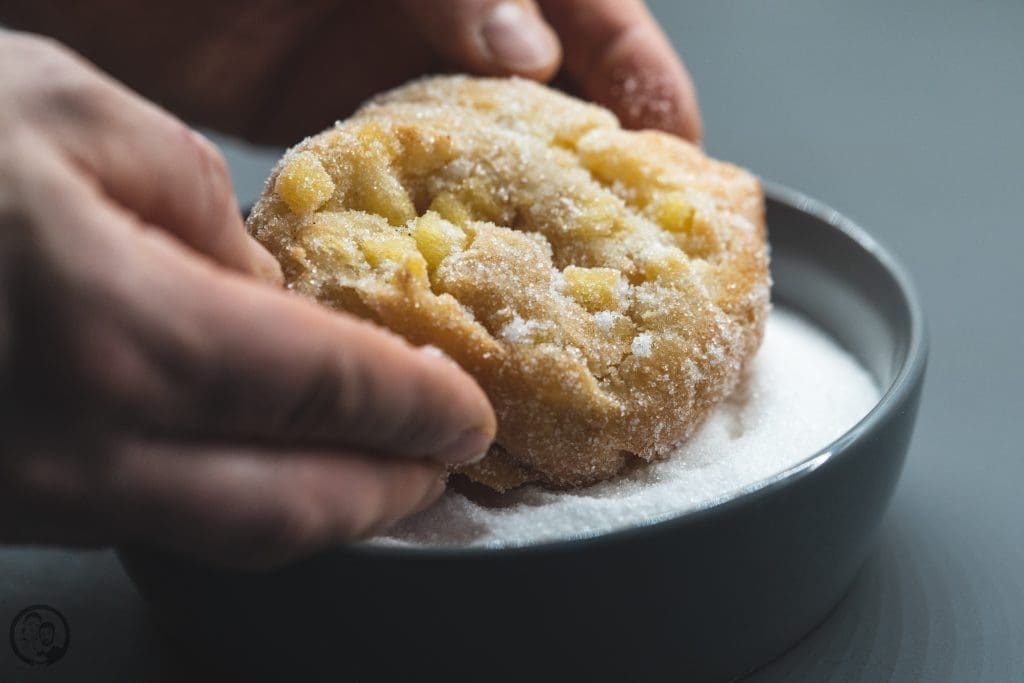Apfelberliner 7 Apfelberliner 8 | Geht es euch auch so, wie Sascha? Nach herzhaftem Essen, braucht er immer etwas Süßes. Ich kann auch sehr gut danach ne süße Kleinigkeit vertilgen, aber ich habe einfach nicht den Zwang dazu. Ich bin da in anderen Dingen ein kleiner Monk.Sascha ist zudem da auch noch wählerisch. Wenn es gestern ein kleiner Pudding sein konnte und heute eine Praline, dann kann es morgen auch ein Apfelberliner sein.