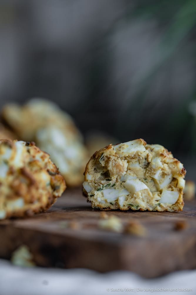 Egg balls 4 | Ich schätze, ich weiss, was ihr jetzt denkt, wenn ihr den Namen unseres heutigen Rezeptes lest. Aber um ehrlich zu sein,&nbsp;haben echt lange darüber nachgedacht, wie es am Ende heißen soll. Es ist etwas zum Snacken. Es besteht zum größten Teil aus Ei. Es ist rund, aber keine Frikadelle.&nbsp;Was könnte da besser passen, als Sn(egg)balls?!