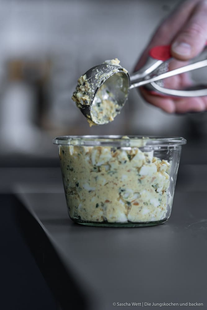 Egg balls 6 | Ich schätze, ich weiss, was ihr jetzt denkt, wenn ihr den Namen unseres heutigen Rezeptes lest. Aber um ehrlich zu sein,&nbsp;haben echt lange darüber nachgedacht, wie es am Ende heißen soll. Es ist etwas zum Snacken. Es besteht zum größten Teil aus Ei. Es ist rund, aber keine Frikadelle.&nbsp;Was könnte da besser passen, als Sn(egg)balls?!