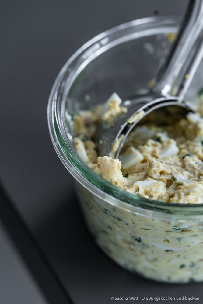 Egg balls 7 | Ich schätze, ich weiss, was ihr jetzt denkt, wenn ihr den Namen unseres heutigen Rezeptes lest. Aber um ehrlich zu sein,&nbsp;haben echt lange darüber nachgedacht, wie es am Ende heißen soll. Es ist etwas zum Snacken. Es besteht zum größten Teil aus Ei. Es ist rund, aber keine Frikadelle.&nbsp;Was könnte da besser passen, als Sn(egg)balls?!