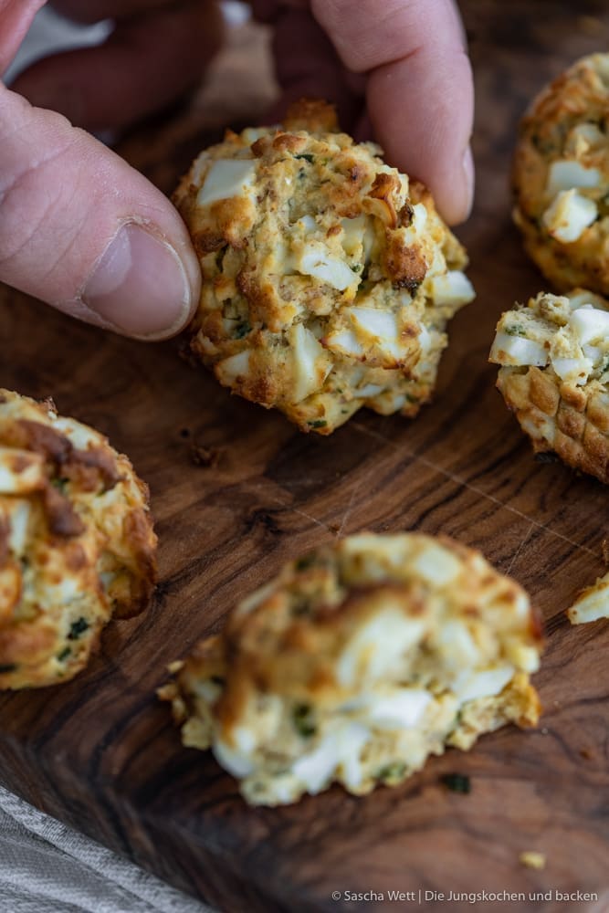 Egg balls 8 | Ich schätze, ich weiss, was ihr jetzt denkt, wenn ihr den Namen unseres heutigen Rezeptes lest. Aber um ehrlich zu sein,&nbsp;haben echt lange darüber nachgedacht, wie es am Ende heißen soll. Es ist etwas zum Snacken. Es besteht zum größten Teil aus Ei. Es ist rund, aber keine Frikadelle.&nbsp;Was könnte da besser passen, als Sn(egg)balls?!