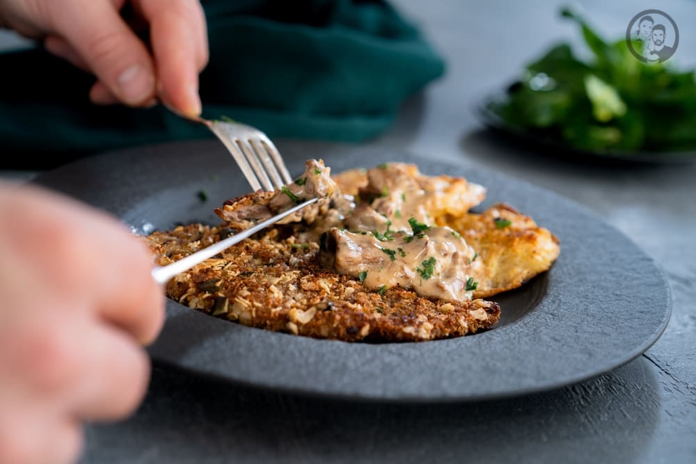 wildschnitzel 6 | Unser Rezept, das wir euch heute zeigen werden, ist durch einen Besuch im Baden-Württembergischen Freudenberg inspiriert. Dort waren wir in einem Hotel in der näheren Umgebung untergebracht. Und als wir die Speisekarte eines kleinen Restaurants gegenüber, mit gut-bürgerlicher Küche lasen, mussten wir unbedingt dort an einem Abend essen gehen. Die Karte war nicht sehr groß und das lieben wir ohnehin. Aber das Wildschnitzel hat sofort unsere Aufmerksamkeit auf sich gezogen.