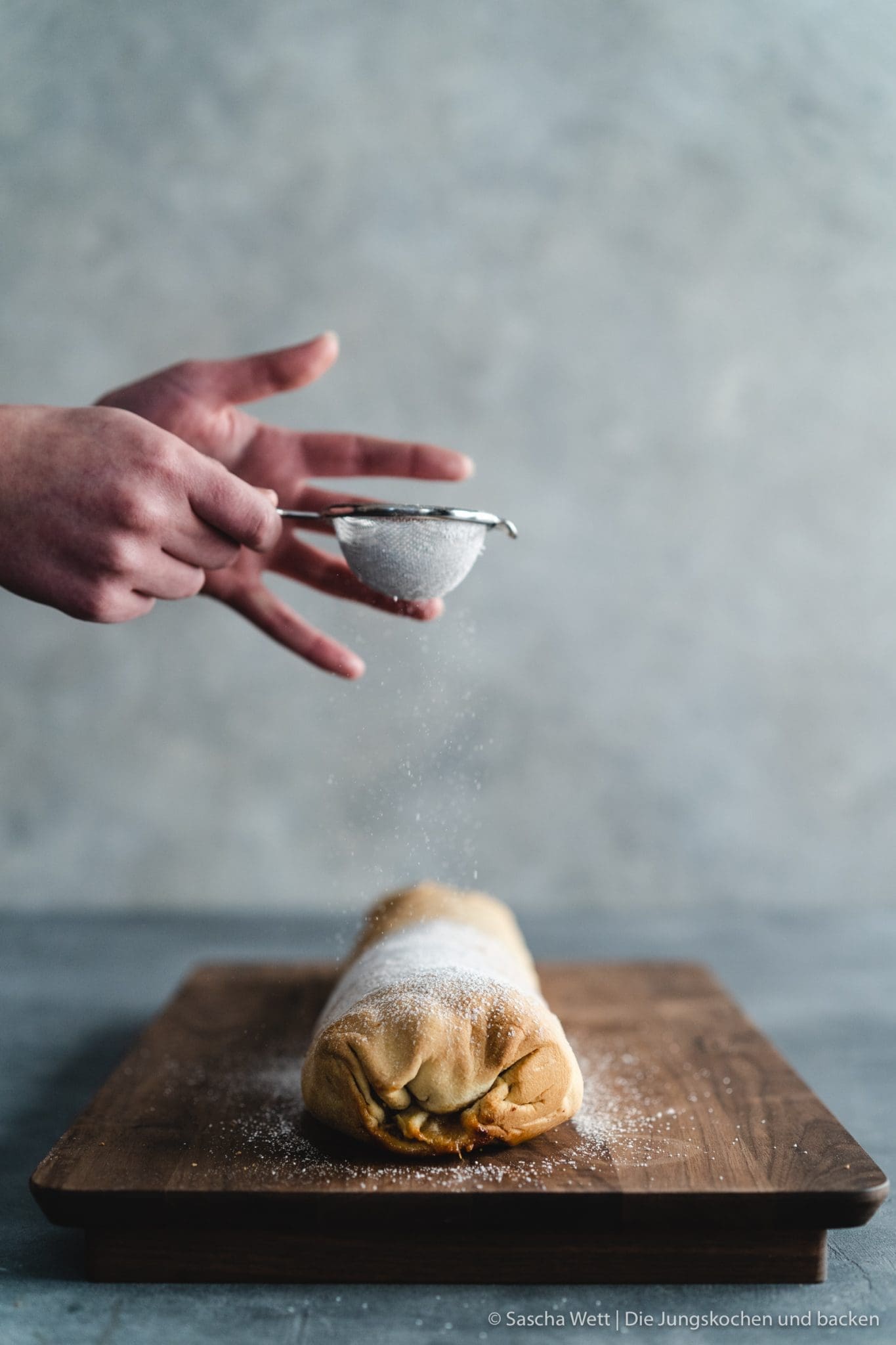 Apfelstrudel Miele 8 | Klassischer Apfelstrudel ist für uns mehr als nur ein einfaches Dessert. Er erinnert an Sonntage bei der Familie, an den Duft von Äpfeln und Zimt, der durchs ganze Haus zieht, und an dieses warme Gefühl, wenn man ihn frisch aus dem Ofen serviert bekommt. Wir zeigen euch heute unser Rezept für einen klassischen Apfelstrudel mit hauchdünnem Strudelteig und saftiger Apfelfüllung. Keine Sorge! Auch wenn ihr noch nie Strudelteig selber gemacht habt, mit ein paar Tricks klappt es richtig gut. Und falls ihr einen Kombi Dampfgarer habt, verraten wir euch auch, wie ihr ihn darin perfekt backen könnt.