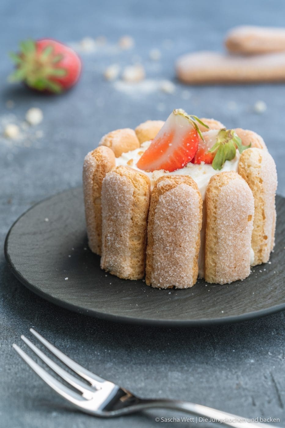 Cheesecake - Törtchen oder Dessert 3 Cheesecake T%C3%B6rtchen 3 | Mögt ihr kleine Törtchen auch so sehr wie wir? Es wurde mal wieder höchste Zeit, ein schönes Törtchen für euch zu kreieren. Da kann man sich mal gemütlich zurücklehnen und dieses wundervolle Cheesecake-Törtchen mit Erdbeeren & Rhabarber voller Genuss verspeisen. Wir und unsere Freunde, waren auf jeden Fall mehr als happy, während und nachdem wir diesen Cheesecake-Traum gegessen hatten und wir sind uns sicher: Euch wird es genauso gehen.