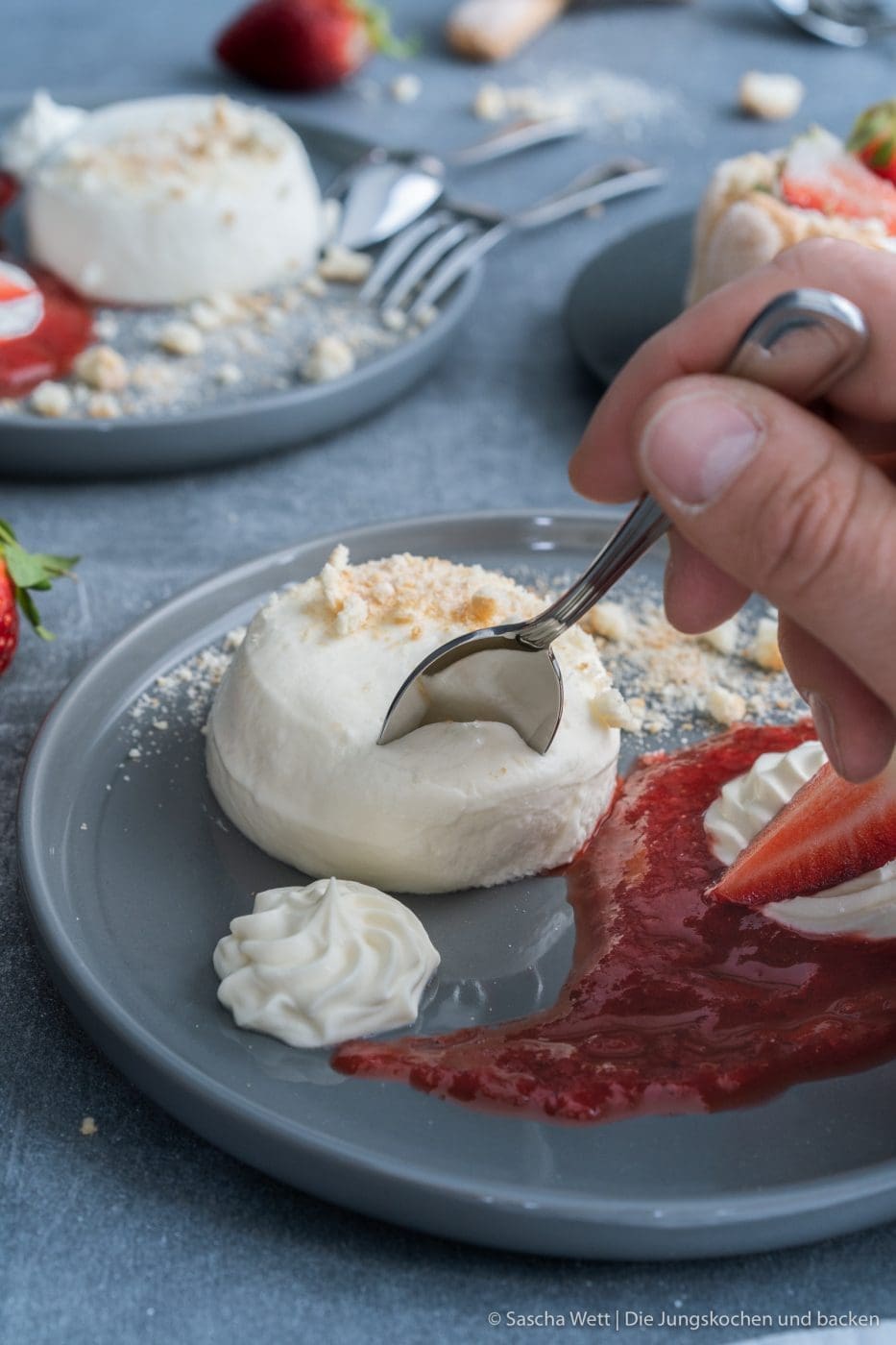Cheesecake - Törtchen oder Dessert 4 Cheesecake T%C3%B6rtchen 5 | Mögt ihr kleine Törtchen auch so sehr wie wir? Es wurde mal wieder höchste Zeit, ein schönes Törtchen für euch zu kreieren. Da kann man sich mal gemütlich zurücklehnen und dieses wundervolle Cheesecake-Törtchen mit Erdbeeren & Rhabarber voller Genuss verspeisen. Wir und unsere Freunde, waren auf jeden Fall mehr als happy, während und nachdem wir diesen Cheesecake-Traum gegessen hatten und wir sind uns sicher: Euch wird es genauso gehen.