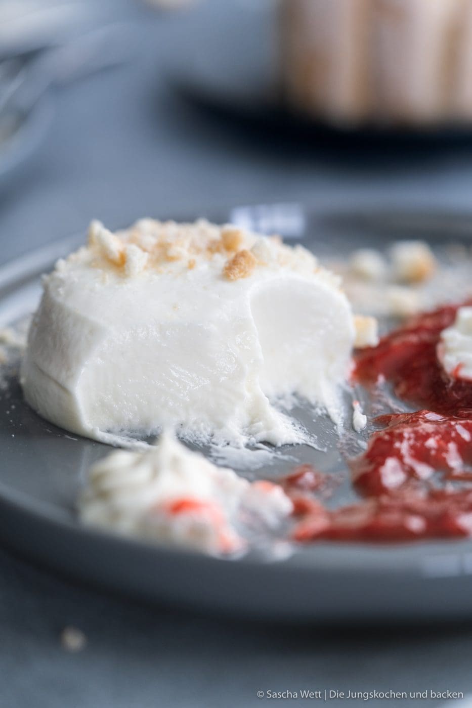 Cheesecake - Törtchen oder Dessert 6 Cheesecake T%C3%B6rtchen 7 | Mögt ihr kleine Törtchen auch so sehr wie wir? Es wurde mal wieder höchste Zeit, ein schönes Törtchen für euch zu kreieren. Da kann man sich mal gemütlich zurücklehnen und dieses wundervolle Cheesecake-Törtchen mit Erdbeeren & Rhabarber voller Genuss verspeisen. Wir und unsere Freunde, waren auf jeden Fall mehr als happy, während und nachdem wir diesen Cheesecake-Traum gegessen hatten und wir sind uns sicher: Euch wird es genauso gehen.