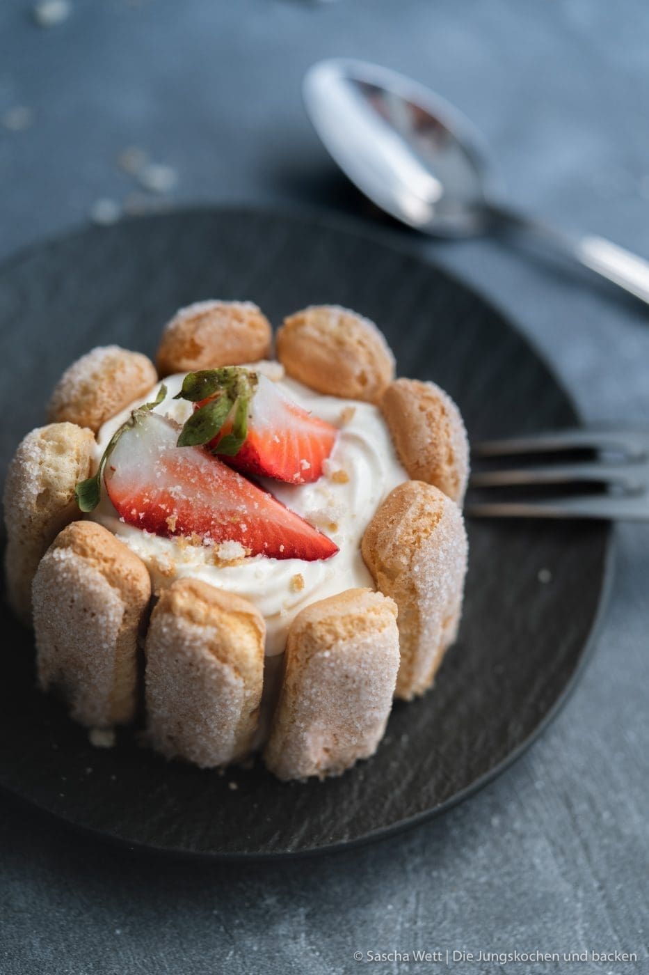 Cheesecake - Törtchen oder Dessert 2 Cheesecake T%C3%B6rtchen 9 | Mögt ihr kleine Törtchen auch so sehr wie wir? Es wurde mal wieder höchste Zeit, ein schönes Törtchen für euch zu kreieren. Da kann man sich mal gemütlich zurücklehnen und dieses wundervolle Cheesecake-Törtchen mit Erdbeeren & Rhabarber voller Genuss verspeisen. Wir und unsere Freunde, waren auf jeden Fall mehr als happy, während und nachdem wir diesen Cheesecake-Traum gegessen hatten und wir sind uns sicher: Euch wird es genauso gehen.