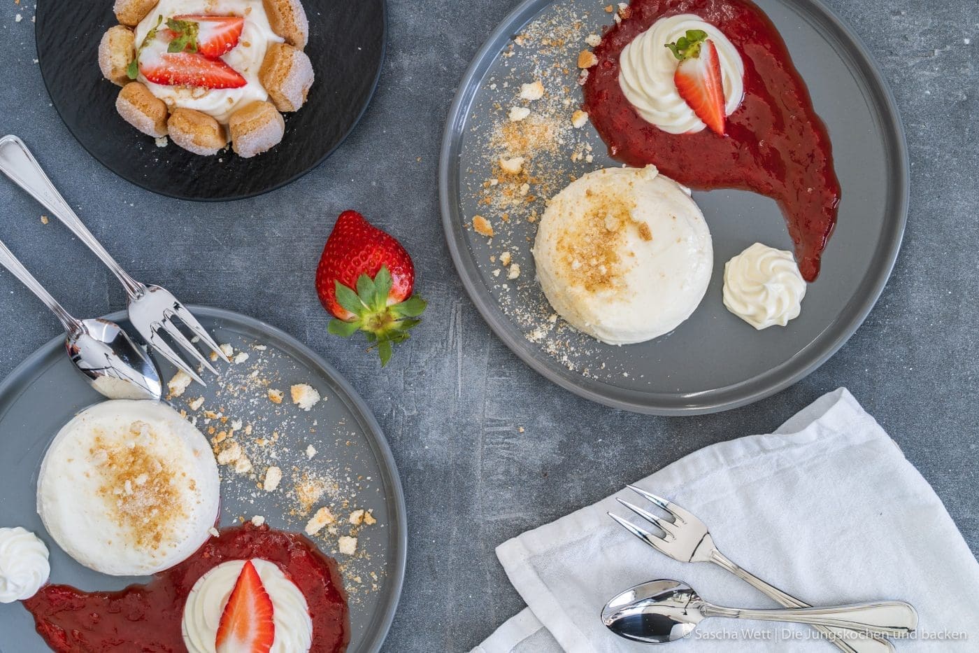 Cheesecake - Törtchen oder Dessert 7 Cheesecake Törtchen 4 | Mögt ihr kleine Törtchen auch so sehr wie wir? Es wurde mal wieder höchste Zeit, ein schönes Törtchen für euch zu kreieren. Da kann man sich mal gemütlich zurücklehnen und dieses wundervolle Cheesecake-Törtchen mit Erdbeeren & Rhabarber voller Genuss verspeisen. Wir und unsere Freunde, waren auf jeden Fall mehr als happy, während und nachdem wir diesen Cheesecake-Traum gegessen hatten und wir sind uns sicher: Euch wird es genauso gehen.