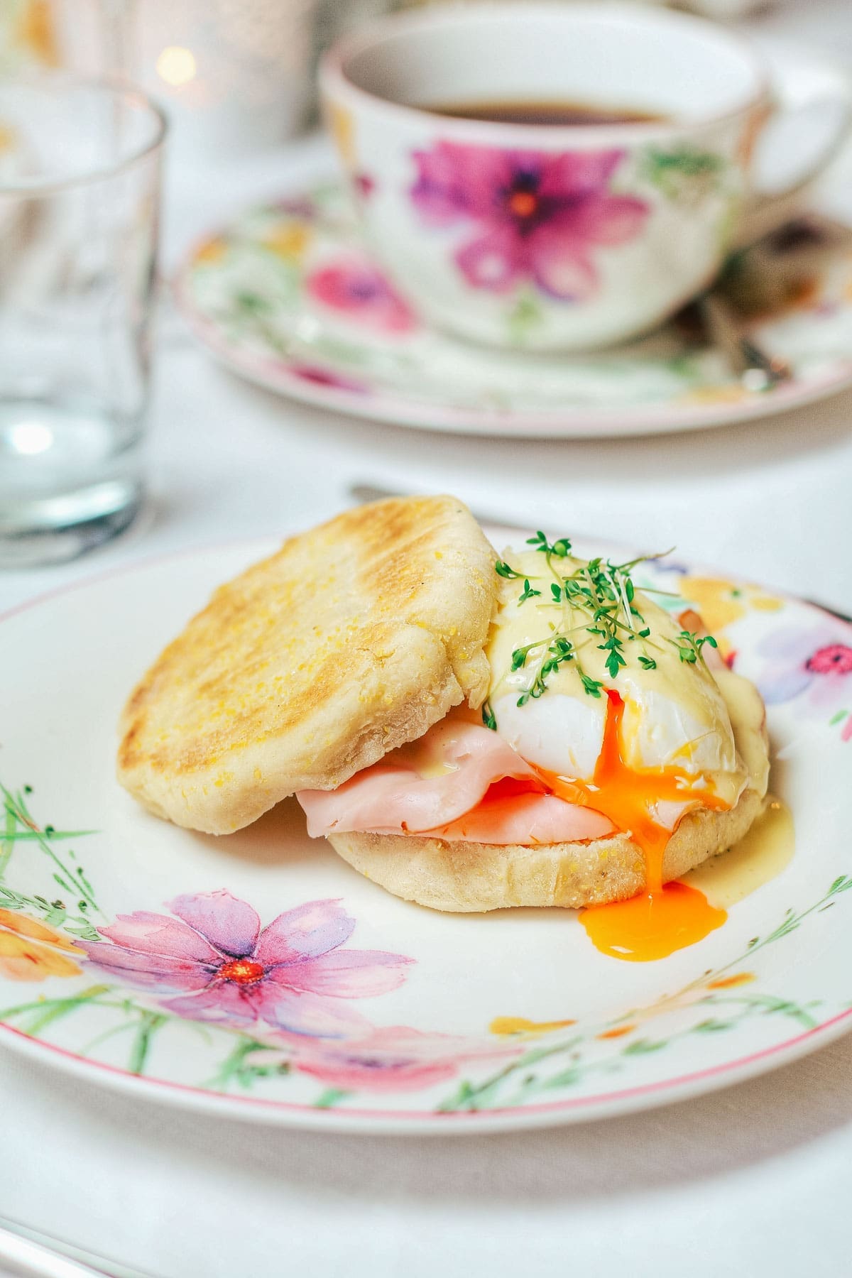 Eggs Benedict. Unser Brunch-Klassiker zum Selbermachen 1 Eggs Benedict einfach selber machen – mit fluffigen English Muffins, Blitz-Hollandaise & perfekt pochierten Eiern. Ideal für Brunch & Frühstück!