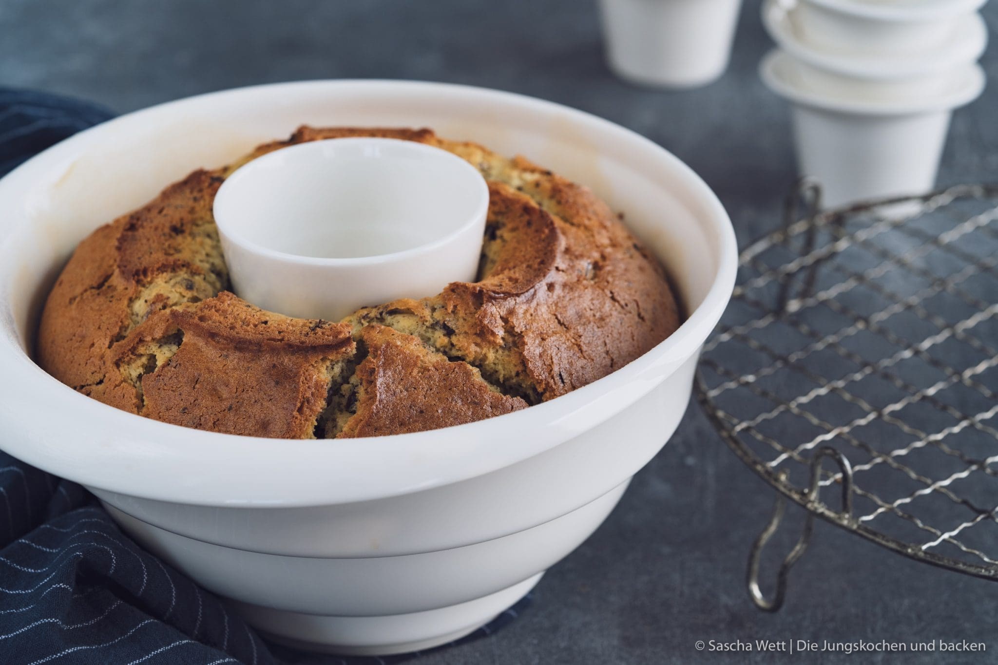 VB R%C3%BChrkuchen Clever Baking Schokodrop Gugel 1 | Heute ist es mal wieder soweit und das erste Food.Blog.Meet. steht für dieses Jahr an. Unser Event findet in Krefeld in der Metro statt und wir widmen uns voll und ganz einem Thema - dem BACKEN! Da sind wir definitiv in unserem Element und wir sind extrem gespannt, was heute so alles aus dem Ofen wandert. Mit dabei ist ein Partner, der uns so lange begleitet, wie kaum ein anderer. Nämlich Villeroy & Boch. Meine Mama hat ganze Sammlungen davon und die Leidenschaft ist wohl irgendwie auf mich übergeschwappt. Da es auch geniales Backzubehör des Mettlacher Traditionsunternehmens gibt, möchten wir euch heute einen Schoko-Drop Gugelhupf aus unserer neuen Lieblingsbackform zeigen.