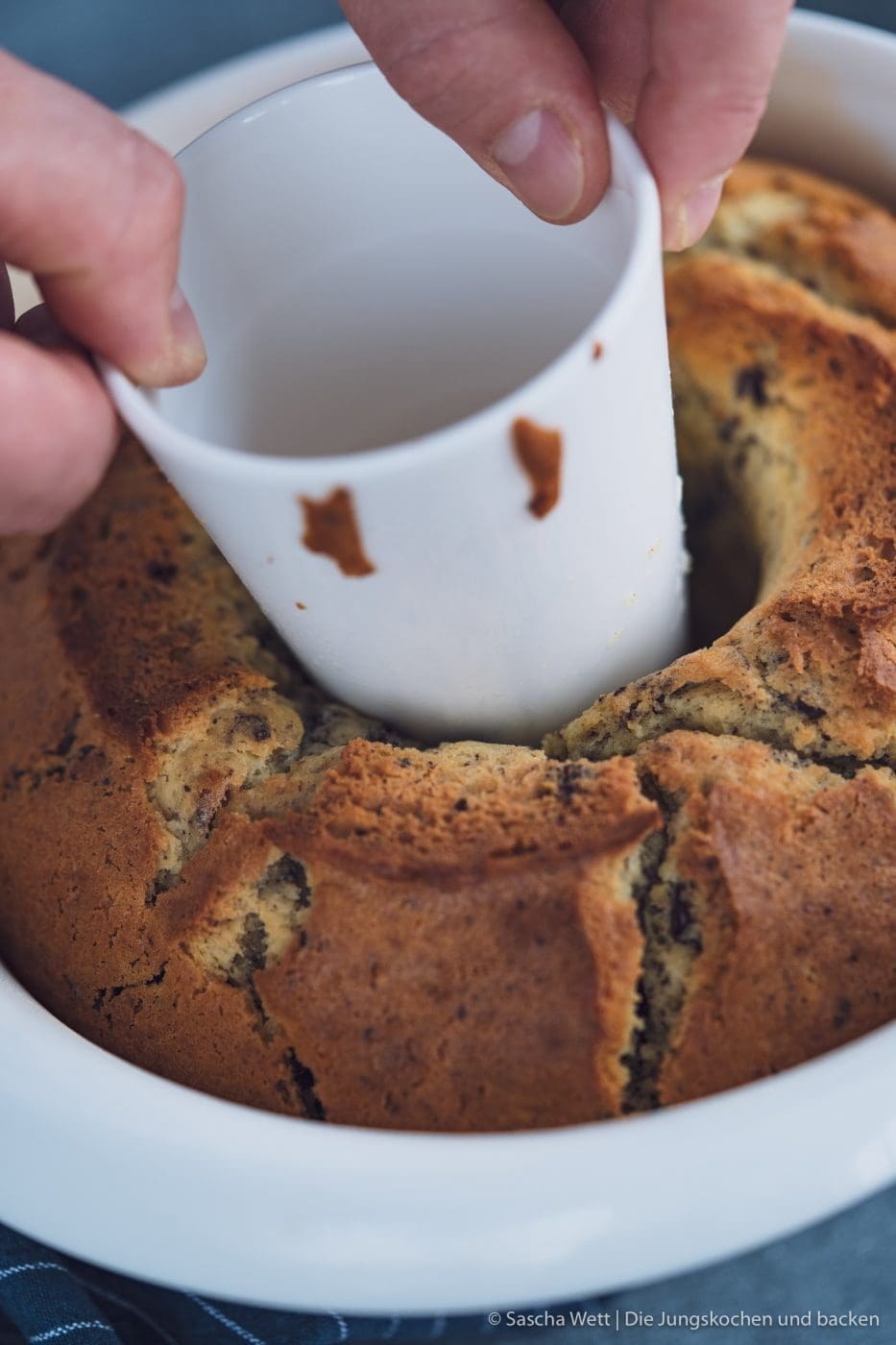 VB R%C3%BChrkuchen Clever Baking Schokodrop Gugel 2 | Heute ist es mal wieder soweit und das erste Food.Blog.Meet. steht für dieses Jahr an. Unser Event findet in Krefeld in der Metro statt und wir widmen uns voll und ganz einem Thema - dem BACKEN! Da sind wir definitiv in unserem Element und wir sind extrem gespannt, was heute so alles aus dem Ofen wandert. Mit dabei ist ein Partner, der uns so lange begleitet, wie kaum ein anderer. Nämlich Villeroy & Boch. Meine Mama hat ganze Sammlungen davon und die Leidenschaft ist wohl irgendwie auf mich übergeschwappt. Da es auch geniales Backzubehör des Mettlacher Traditionsunternehmens gibt, möchten wir euch heute einen Schoko-Drop Gugelhupf aus unserer neuen Lieblingsbackform zeigen.