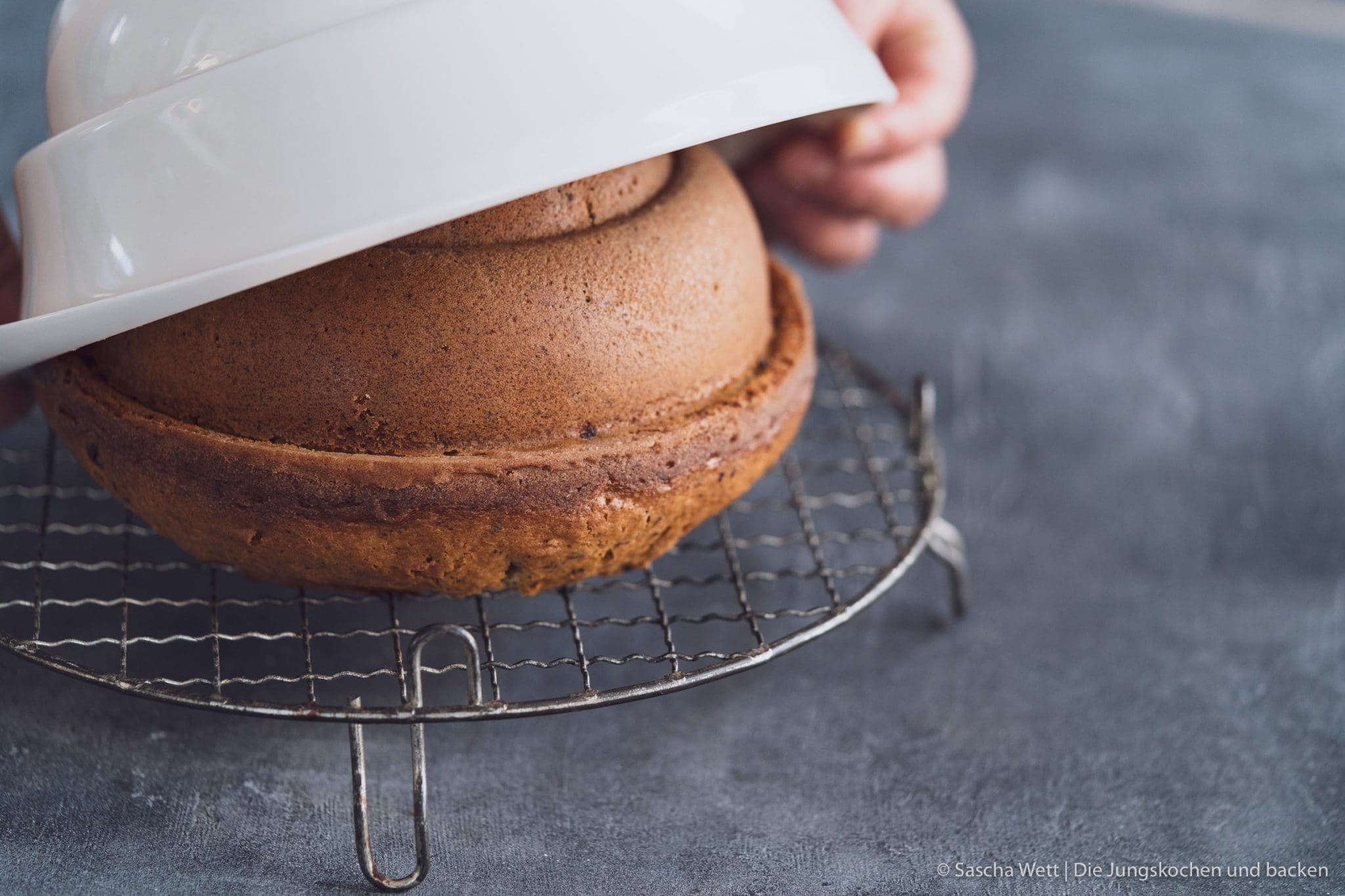 VB R%C3%BChrkuchen Clever Baking Schokodrop Gugel 4 | Heute ist es mal wieder soweit und das erste Food.Blog.Meet. steht für dieses Jahr an. Unser Event findet in Krefeld in der Metro statt und wir widmen uns voll und ganz einem Thema - dem BACKEN! Da sind wir definitiv in unserem Element und wir sind extrem gespannt, was heute so alles aus dem Ofen wandert. Mit dabei ist ein Partner, der uns so lange begleitet, wie kaum ein anderer. Nämlich Villeroy & Boch. Meine Mama hat ganze Sammlungen davon und die Leidenschaft ist wohl irgendwie auf mich übergeschwappt. Da es auch geniales Backzubehör des Mettlacher Traditionsunternehmens gibt, möchten wir euch heute einen Schoko-Drop Gugelhupf aus unserer neuen Lieblingsbackform zeigen.