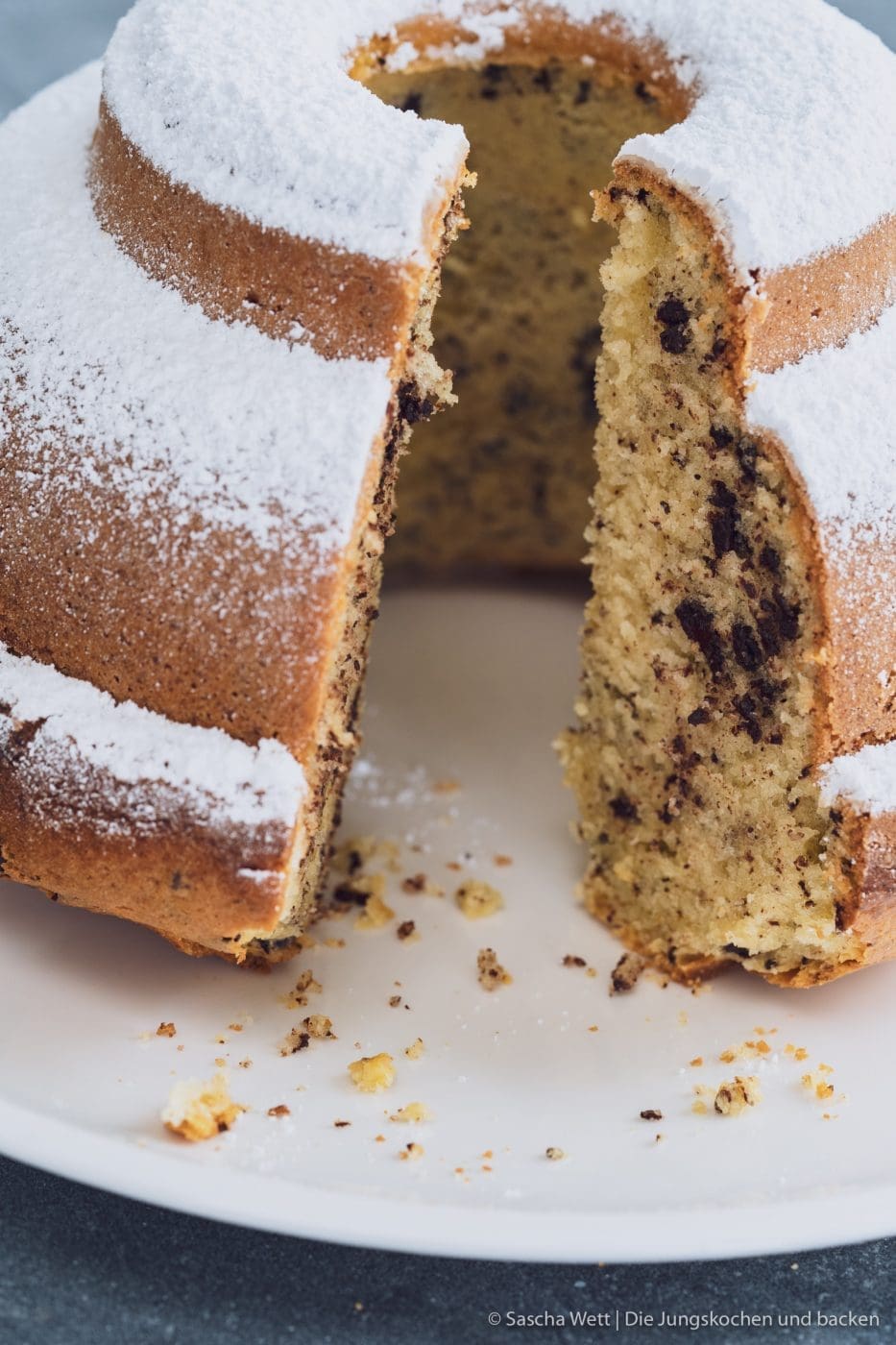 VB Rührkuchen Clever Baking Schokodrop Gugel 9 | Heute ist es mal wieder soweit und das erste Food.Blog.Meet. steht für dieses Jahr an. Unser Event findet in Krefeld in der Metro statt und wir widmen uns voll und ganz einem Thema - dem BACKEN! Da sind wir definitiv in unserem Element und wir sind extrem gespannt, was heute so alles aus dem Ofen wandert. Mit dabei ist ein Partner, der uns so lange begleitet, wie kaum ein anderer. Nämlich Villeroy & Boch. Meine Mama hat ganze Sammlungen davon und die Leidenschaft ist wohl irgendwie auf mich übergeschwappt. Da es auch geniales Backzubehör des Mettlacher Traditionsunternehmens gibt, möchten wir euch heute einen Schoko-Drop Gugelhupf aus unserer neuen Lieblingsbackform zeigen.