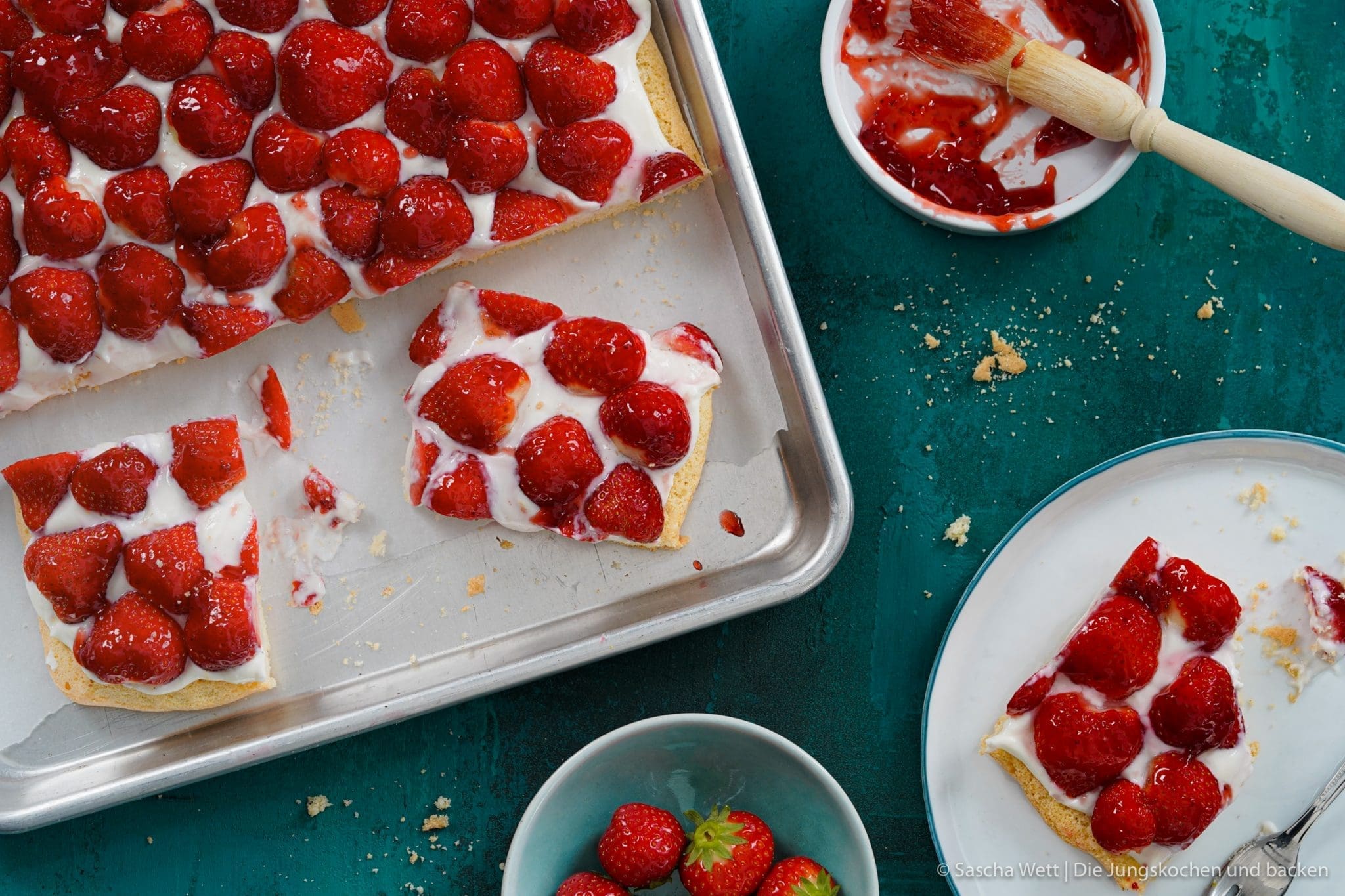 Erdbeerkuchen vom Blech 1 Erdbeer Blechkuchen 1 | Es gibt 2 Früchte, die zur selben Zeit Saison haben, die wir beide super gerne verarbeiten und essen und die auch noch perfekt zusammen passen. Heute ist es zwar nicht der Rhabarber, den wir auf dem Schirm haben, sondern die Erdbeere. Findet ihr nicht auch, dass diese Zeit des Jahres einfach die allerbeste ist, weil ein Erdbeerkuchen oder auch ein Rhabarberkuchen sowas von erfrischend ist, dass man fast jede andere Frucht einfach stehen lassen könnte?! Und dabei gibt es auch noch Millionen Möglichkeiten, die leckeren Früchte zu verarbeiten - da sind der Fantasie keine Grenzen gesetzt.
