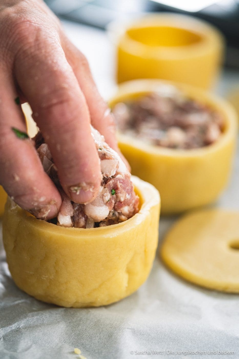 Pork Pie 32 Pork Pie 2 | Heute haben wir einen englischen Klassiker für euch und die Inspiration dazu gab es Live vor Ort. Wir waren nämlich im April zur Kenwood Zentrale in England eingeladen, worauf wir uns so gefreut haben. Nachdem wir schon einige Jahre zusammen arbeiten, war es wirklich großartig, mal einen Blick hinter die Kulissen werfen zu dürfen. Außerdem lieben wir London und genau dorthin ging es erst einmal. In London haben wir auch geniale Pies gegessen und so mussten wir natürlich selber ran. Zwar haben wir uns ein wenig zittrig an unsere eigene Version eines englischen Pork Pies gemacht und sind so begeistert vom Ergebnis. Davon wird es ab sofort definitiv mehr geben!