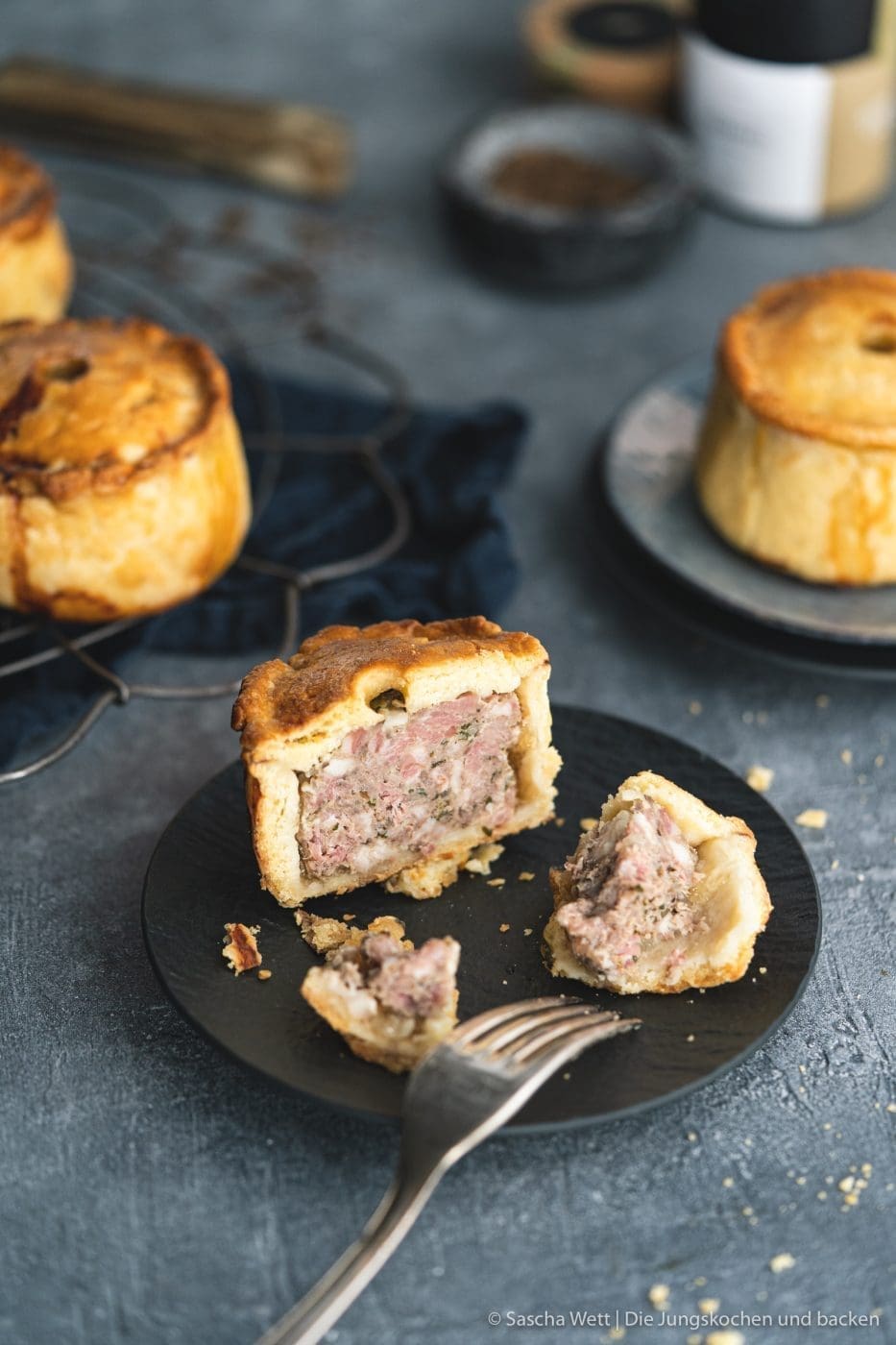 Pork Pie 36 Pork Pie 9 | Heute haben wir einen englischen Klassiker für euch und die Inspiration dazu gab es Live vor Ort. Wir waren nämlich im April zur Kenwood Zentrale in England eingeladen, worauf wir uns so gefreut haben. Nachdem wir schon einige Jahre zusammen arbeiten, war es wirklich großartig, mal einen Blick hinter die Kulissen werfen zu dürfen. Außerdem lieben wir London und genau dorthin ging es erst einmal. In London haben wir auch geniale Pies gegessen und so mussten wir natürlich selber ran. Zwar haben wir uns ein wenig zittrig an unsere eigene Version eines englischen Pork Pies gemacht und sind so begeistert vom Ergebnis. Davon wird es ab sofort definitiv mehr geben!