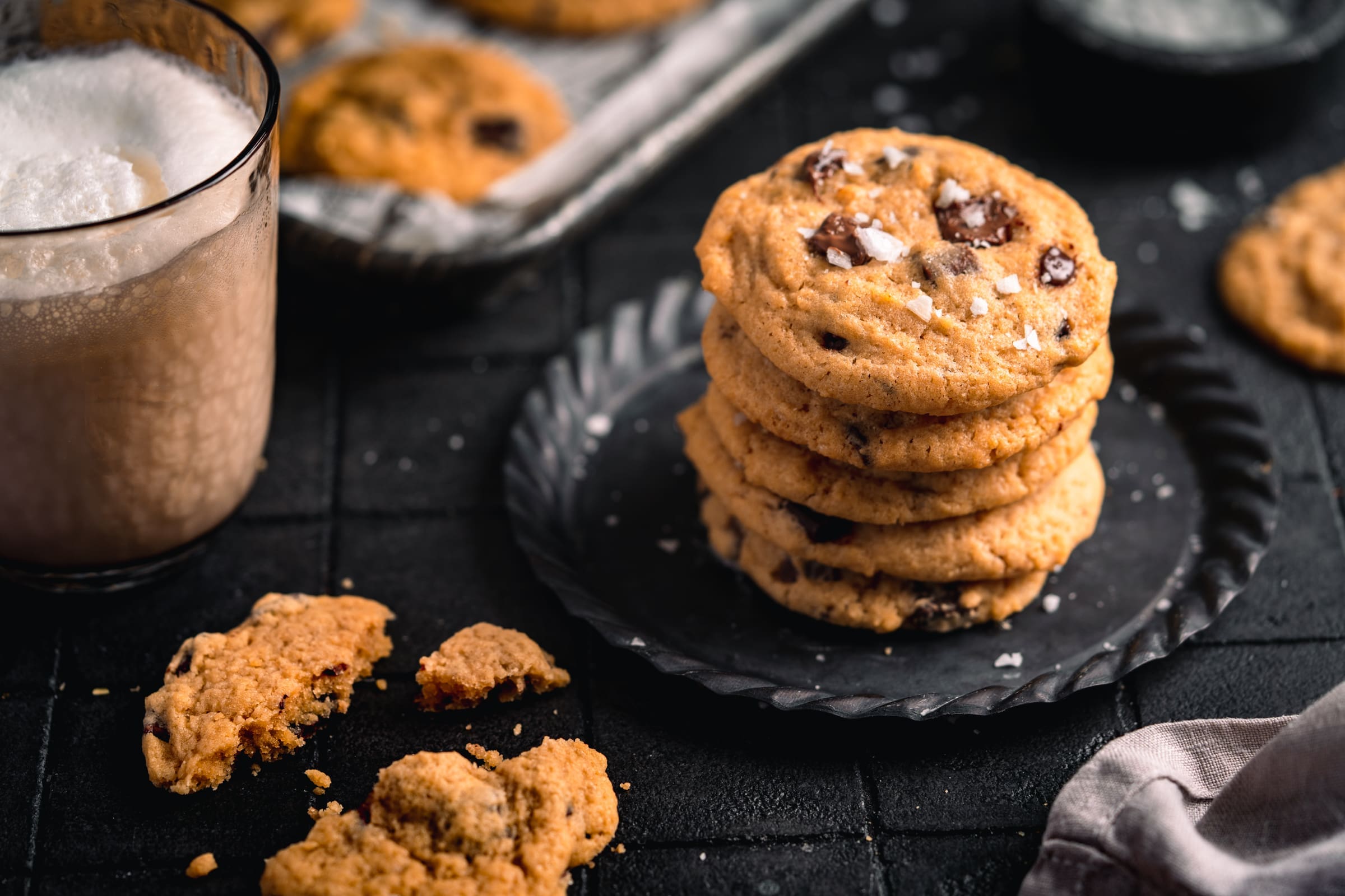 Chocolate Chip Cookies 2023 4 | Wer liebt sie nicht - Chocolate Chip Cookies? Diese kleinen Köstlichkeiten sind einfach unwiderstehlich und passen zu jeder Gelegenheit. Wir sind absolute Fans von Cookies und haben deshalb unser eigenes Rezept entwickelt, das wir heute mit euch teilen möchten. Unsere Chocolate Chip Cookies sind weich und saftig, genau wie in den USA, und vollgepackt mit Schokolade. Diese Cookies sind der perfekte Snack für zwischendurch, ein tolles Mitbringsel und die perfekte Partyleckerei!