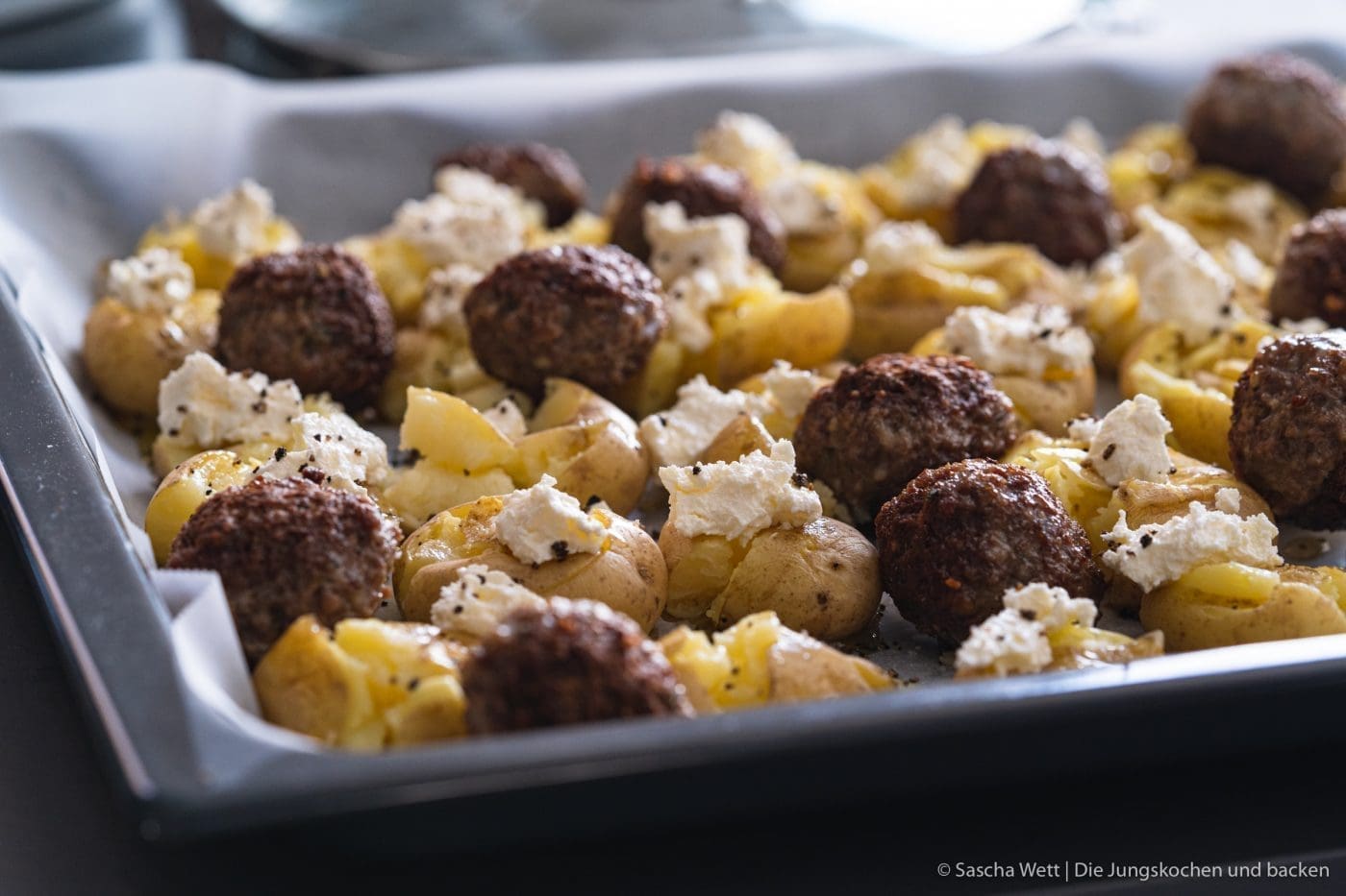 Snorfrisk Smashed Potatoes 10 | Heute haben wir ein besonderes Rezept für euch! Denn es ist wohl das spontanste Gericht, das wir euch hier je gezeigt haben. Wir hatten keine Ahnung, mit welchen Zutaten wir kochen würden. Und wie so oft, entsteht dabei auch schon mal etwas richtig Geniales. Genau so auch mit unseren Smashed Potatoes mit Lammbällchen, Ziegenfrischkäse & Erdbeerchuntney. Wie es zu diesem Gericht kam, wollen wir euch natürlich nicht vorenthalten. Es ist #challengetime!