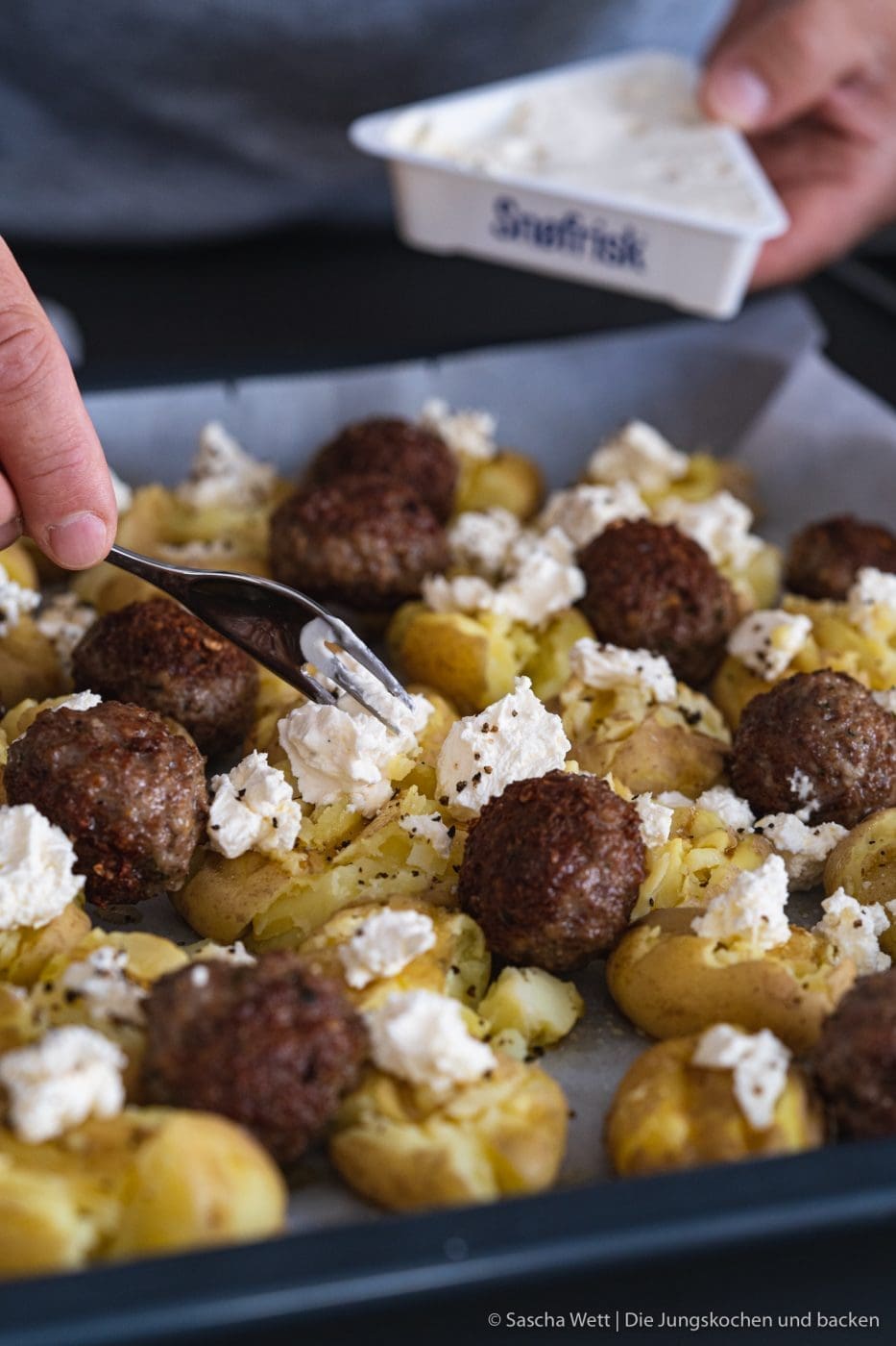 Snorfrisk Smashed Potatoes 11 | Heute haben wir ein besonderes Rezept für euch! Denn es ist wohl das spontanste Gericht, das wir euch hier je gezeigt haben. Wir hatten keine Ahnung, mit welchen Zutaten wir kochen würden. Und wie so oft, entsteht dabei auch schon mal etwas richtig Geniales. Genau so auch mit unseren Smashed Potatoes mit Lammbällchen, Ziegenfrischkäse & Erdbeerchuntney. Wie es zu diesem Gericht kam, wollen wir euch natürlich nicht vorenthalten. Es ist #challengetime!