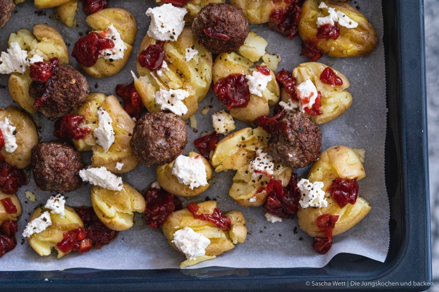 Snorfrisk Smashed Potatoes 14 | Heute haben wir ein besonderes Rezept für euch! Denn es ist wohl das spontanste Gericht, das wir euch hier je gezeigt haben. Wir hatten keine Ahnung, mit welchen Zutaten wir kochen würden. Und wie so oft, entsteht dabei auch schon mal etwas richtig Geniales. Genau so auch mit unseren Smashed Potatoes mit Lammbällchen, Ziegenfrischkäse & Erdbeerchuntney. Wie es zu diesem Gericht kam, wollen wir euch natürlich nicht vorenthalten. Es ist #challengetime!
