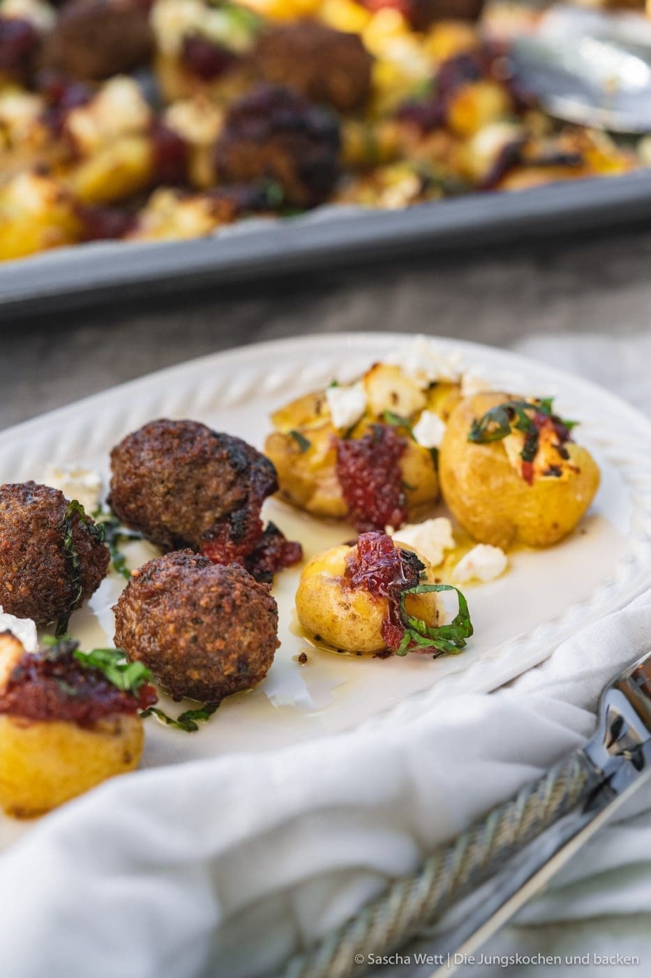 Snorfrisk Smashed Potatoes 21 | Heute haben wir ein besonderes Rezept für euch! Denn es ist wohl das spontanste Gericht, das wir euch hier je gezeigt haben. Wir hatten keine Ahnung, mit welchen Zutaten wir kochen würden. Und wie so oft, entsteht dabei auch schon mal etwas richtig Geniales. Genau so auch mit unseren Smashed Potatoes mit Lammbällchen, Ziegenfrischkäse & Erdbeerchuntney. Wie es zu diesem Gericht kam, wollen wir euch natürlich nicht vorenthalten. Es ist #challengetime!