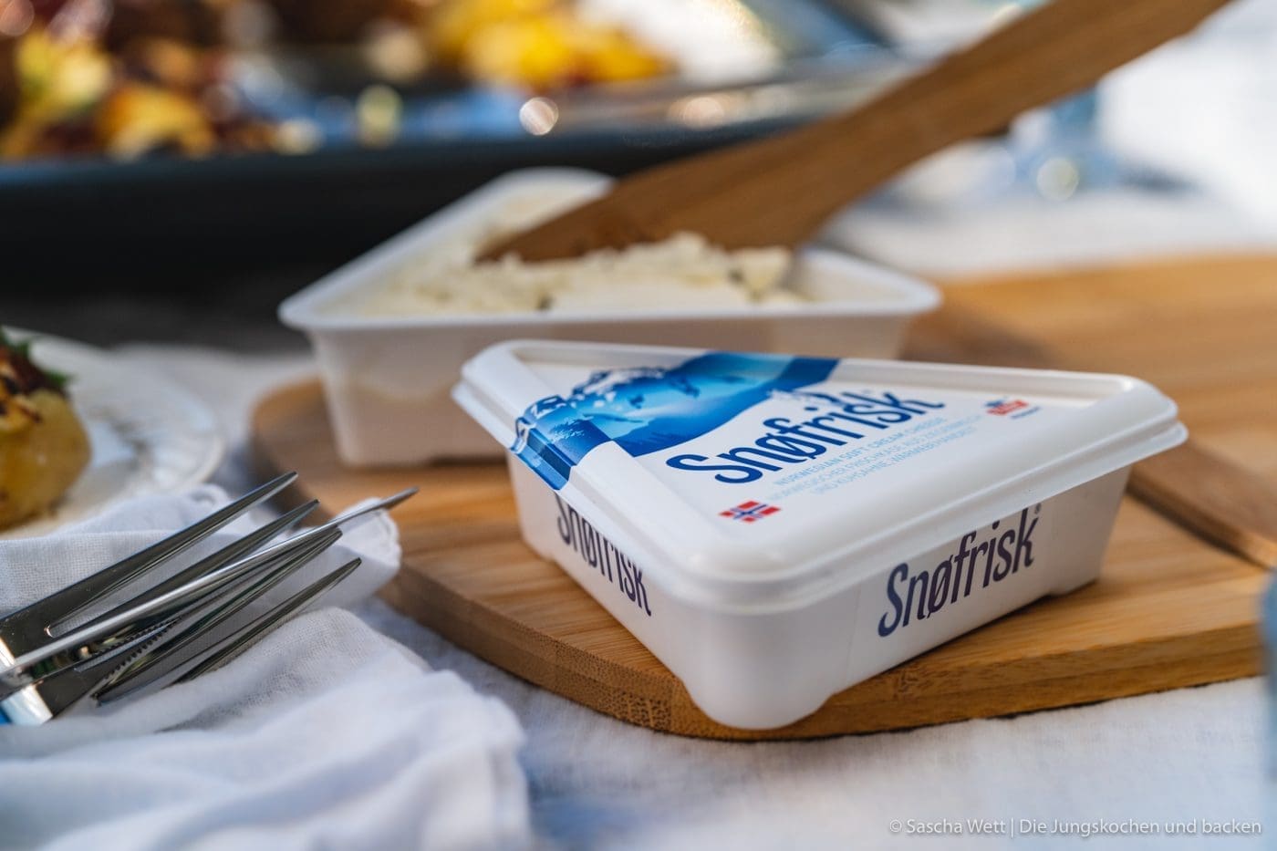 Snorfrisk Smashed Potatoes 23 | Heute haben wir ein besonderes Rezept für euch! Denn es ist wohl das spontanste Gericht, das wir euch hier je gezeigt haben. Wir hatten keine Ahnung, mit welchen Zutaten wir kochen würden. Und wie so oft, entsteht dabei auch schon mal etwas richtig Geniales. Genau so auch mit unseren Smashed Potatoes mit Lammbällchen, Ziegenfrischkäse & Erdbeerchuntney. Wie es zu diesem Gericht kam, wollen wir euch natürlich nicht vorenthalten. Es ist #challengetime!
