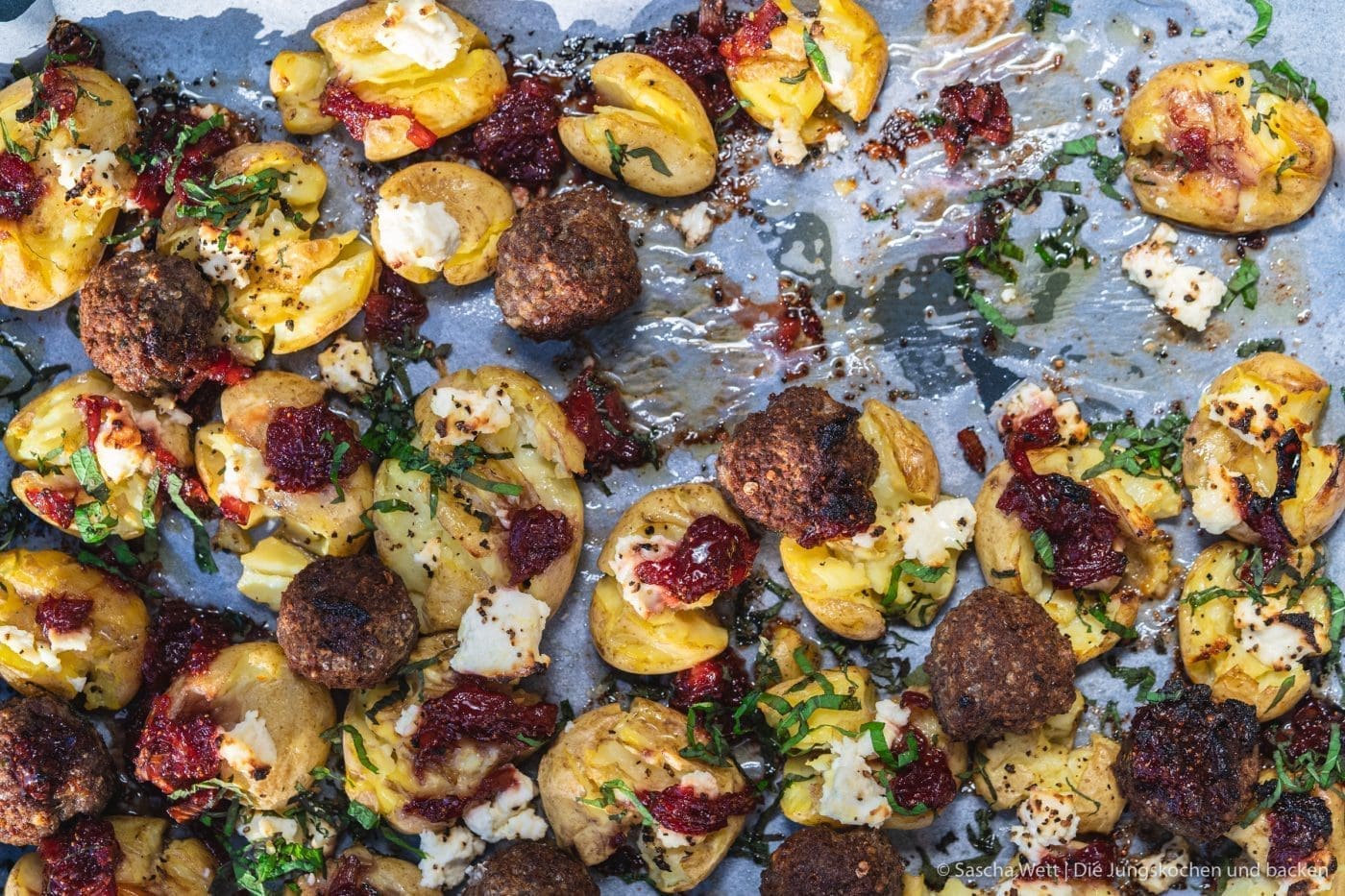 Snorfrisk Smashed Potatoes 25 | Heute haben wir ein besonderes Rezept für euch! Denn es ist wohl das spontanste Gericht, das wir euch hier je gezeigt haben. Wir hatten keine Ahnung, mit welchen Zutaten wir kochen würden. Und wie so oft, entsteht dabei auch schon mal etwas richtig Geniales. Genau so auch mit unseren Smashed Potatoes mit Lammbällchen, Ziegenfrischkäse & Erdbeerchuntney. Wie es zu diesem Gericht kam, wollen wir euch natürlich nicht vorenthalten. Es ist #challengetime!