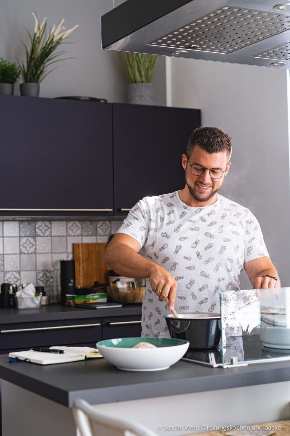 Snorfrisk Smashed Potatoes 5 | Heute haben wir ein besonderes Rezept für euch! Denn es ist wohl das spontanste Gericht, das wir euch hier je gezeigt haben. Wir hatten keine Ahnung, mit welchen Zutaten wir kochen würden. Und wie so oft, entsteht dabei auch schon mal etwas richtig Geniales. Genau so auch mit unseren Smashed Potatoes mit Lammbällchen, Ziegenfrischkäse & Erdbeerchuntney. Wie es zu diesem Gericht kam, wollen wir euch natürlich nicht vorenthalten. Es ist #challengetime!