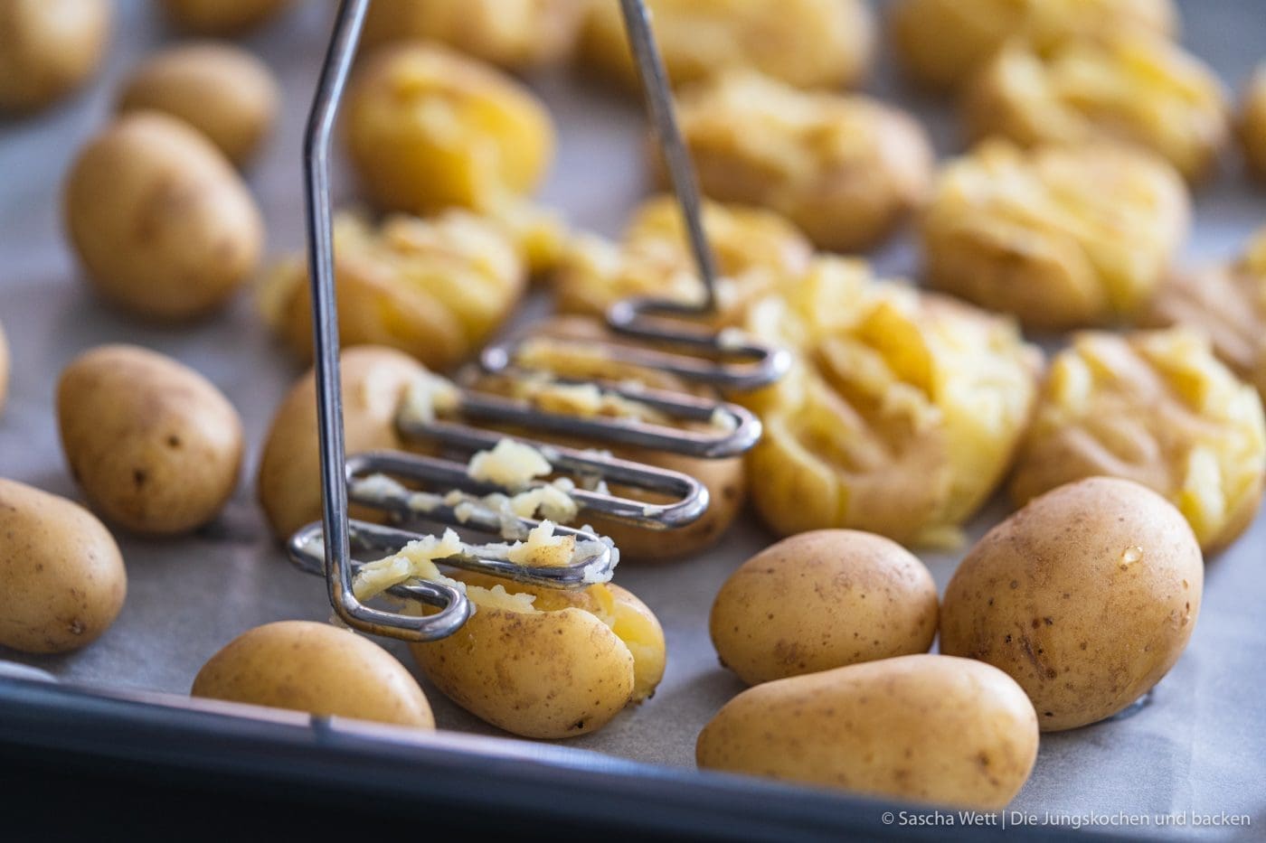 Snorfrisk Smashed Potatoes 7 | Heute haben wir ein besonderes Rezept für euch! Denn es ist wohl das spontanste Gericht, das wir euch hier je gezeigt haben. Wir hatten keine Ahnung, mit welchen Zutaten wir kochen würden. Und wie so oft, entsteht dabei auch schon mal etwas richtig Geniales. Genau so auch mit unseren Smashed Potatoes mit Lammbällchen, Ziegenfrischkäse & Erdbeerchuntney. Wie es zu diesem Gericht kam, wollen wir euch natürlich nicht vorenthalten. Es ist #challengetime!