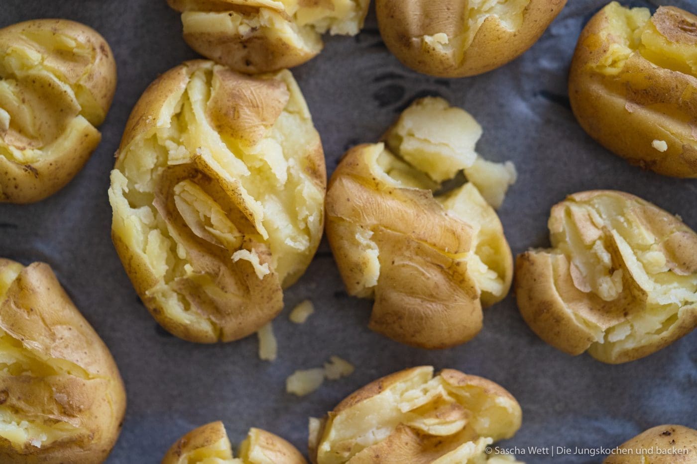 Snorfrisk Smashed Potatoes 8 | Heute haben wir ein besonderes Rezept für euch! Denn es ist wohl das spontanste Gericht, das wir euch hier je gezeigt haben. Wir hatten keine Ahnung, mit welchen Zutaten wir kochen würden. Und wie so oft, entsteht dabei auch schon mal etwas richtig Geniales. Genau so auch mit unseren Smashed Potatoes mit Lammbällchen, Ziegenfrischkäse & Erdbeerchuntney. Wie es zu diesem Gericht kam, wollen wir euch natürlich nicht vorenthalten. Es ist #challengetime!