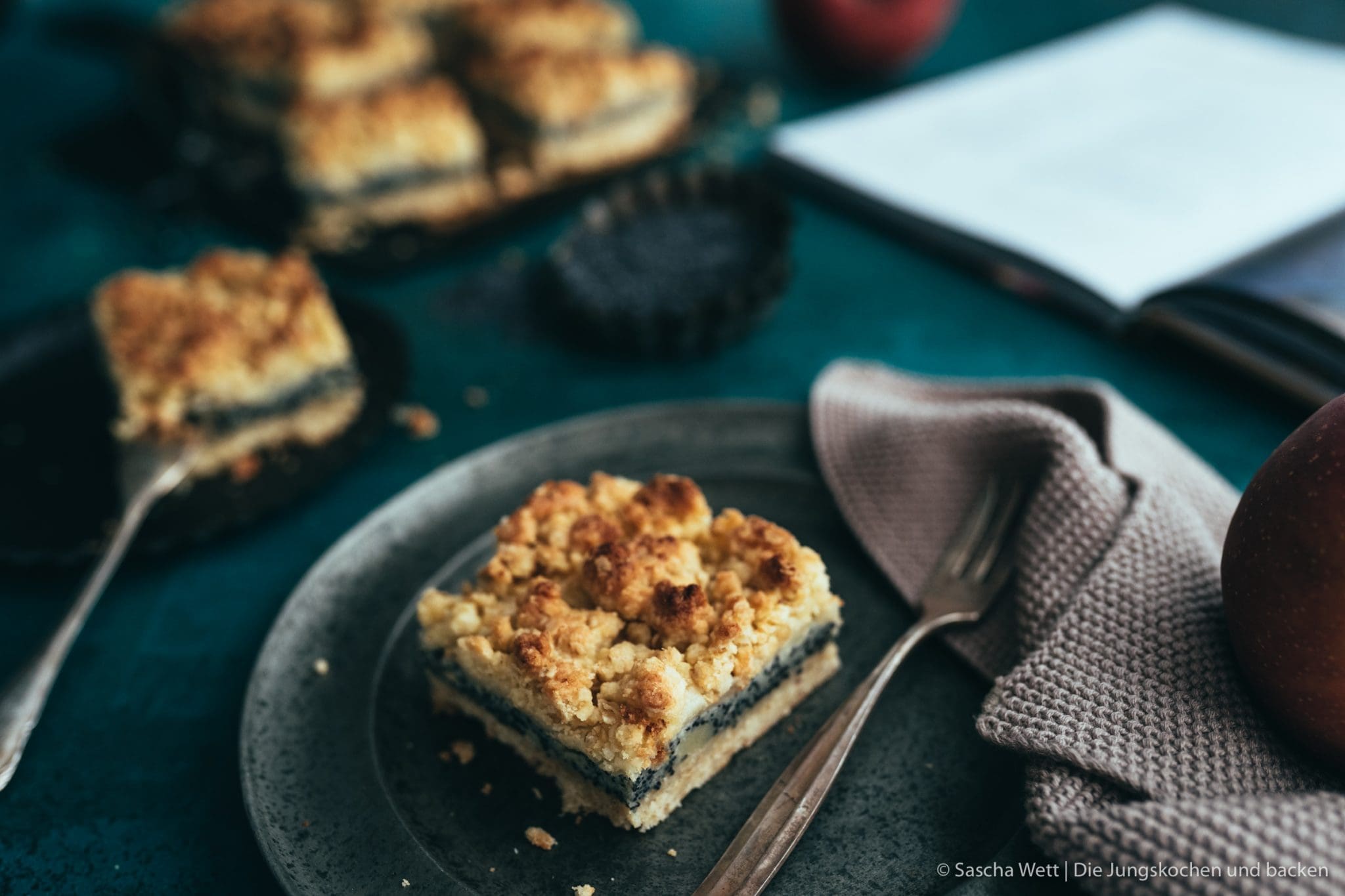 Mohn-Apfel-Schnitten mit Streuseln 1 Rezept für einen leckeren und saftigen Blechkuchen mit Apfel, Mohn und jede Menge Streuseln. Aus dem Buch Köstlich backen mit Äpfeln von Zimtkeks & Apfeltarte. #rezepte #backbuch #mohn #backen
