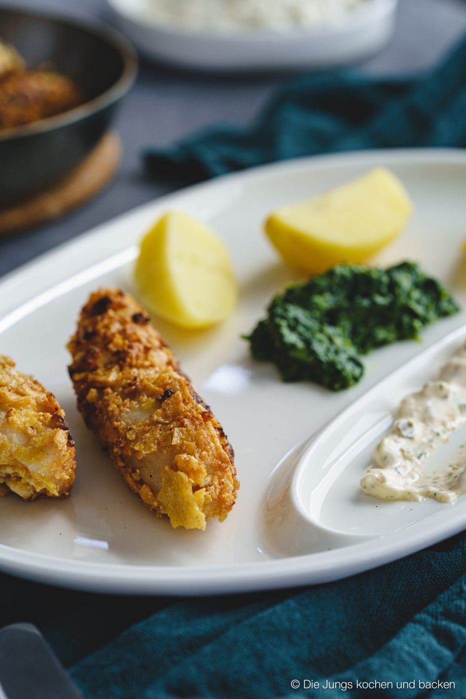 Knusper-Fischstäbchen 2 Fischstäbchen angerichtet auf Teller