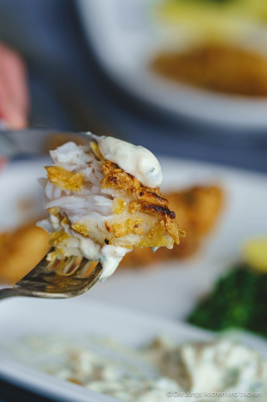 Knusper-Fischstäbchen 7 Fischstäbchen auf Gabel mit Remoulade