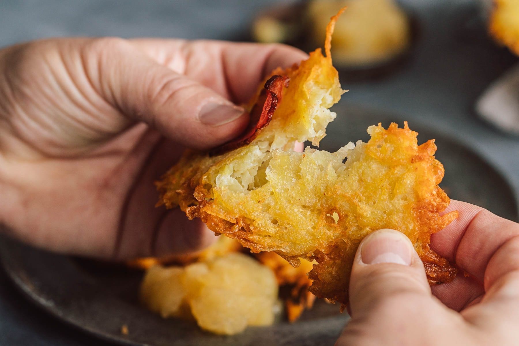 Reibekuchen2024 10 | Reibekuchen Rezept wie bei Oma Lore: goldbraun, duftend und einfach gemacht. Mit Tipps für extra knusprige Kartoffelpuffer, passenden Beilagen und der besten Portion Nostalgie aus der kölschen Küche.