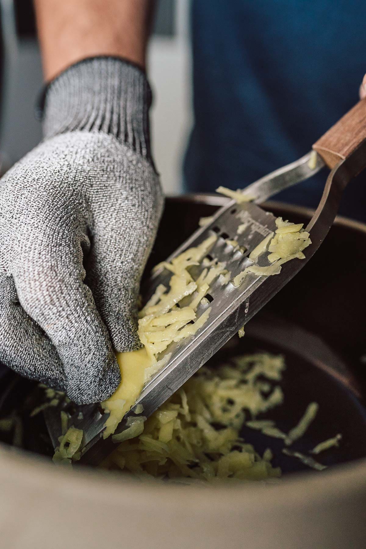 Reibekuchen2024 | Reibekuchen Rezept wie bei Oma Lore: goldbraun, duftend und einfach gemacht. Mit Tipps für extra knusprige Kartoffelpuffer, passenden Beilagen und der besten Portion Nostalgie aus der kölschen Küche.